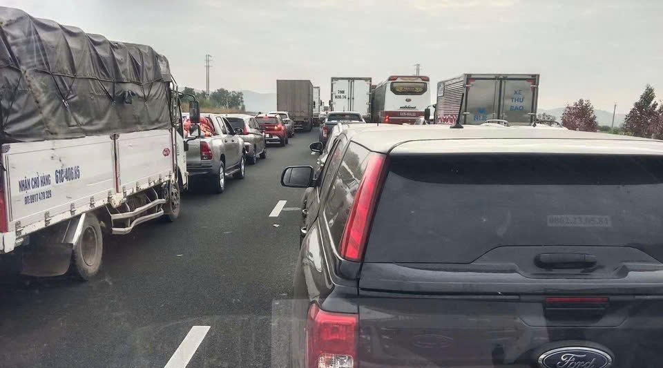 Va chạm liên tiếp, đường cao tốc Phan Thiết - Dầu Giây ùn ứ nhiều km- Ảnh 2. Va chạm liên tiếp, đường cao tốc Phan Thiết - Dầu Giây ùn ứ nhiều km- Ảnh 2.