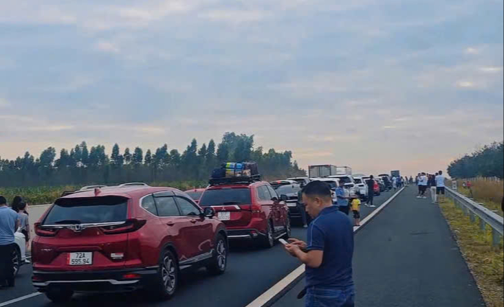 Va chạm liên tiếp, đường cao tốc Phan Thiết - Dầu Giây ùn ứ nhiều km- Ảnh 3. Va chạm liên tiếp, đường cao tốc Phan Thiết - Dầu Giây ùn ứ nhiều km- Ảnh 3.