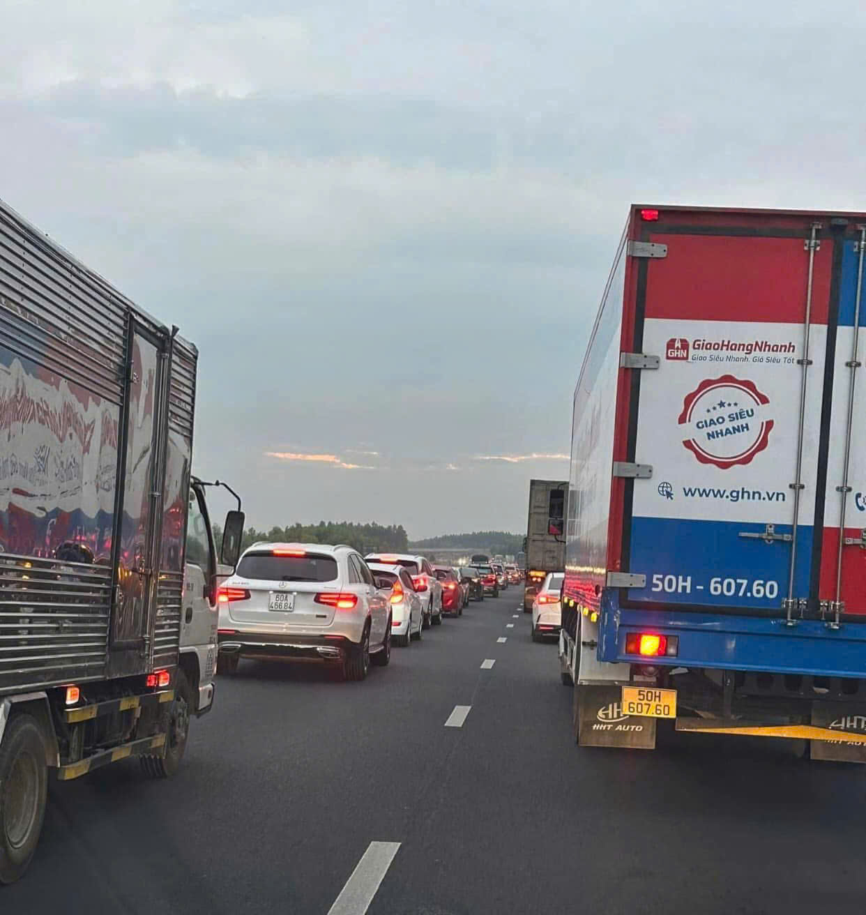 Va chạm liên tiếp, đường cao tốc Phan Thiết - Dầu Giây ùn ứ nhiều km- Ảnh 4. Va chạm liên tiếp, đường cao tốc Phan Thiết - Dầu Giây ùn ứ nhiều km- Ảnh 4.