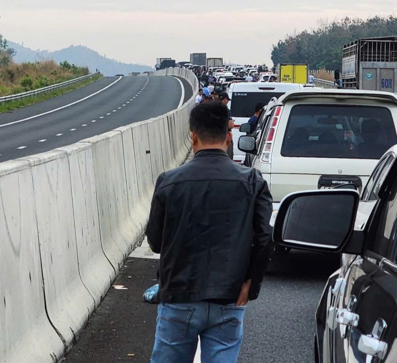 Va chạm liên tiếp, đường cao tốc Phan Thiết - Dầu Giây ùn ứ nhiều km- Ảnh 5. Va chạm liên tiếp, đường cao tốc Phan Thiết - Dầu Giây ùn ứ nhiều km- Ảnh 5.