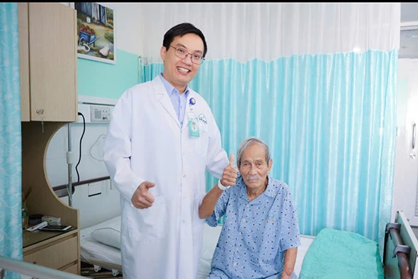 Cụ L.B vui mừng khi đã thoát khỏi bí tiểu - nỗi phiền muộn của cụ suốt nhiều năm. Cụ L.B vui mừng khi đã thoát khỏi bí tiểu - nỗi phiền muộn của cụ suốt nhiều năm.