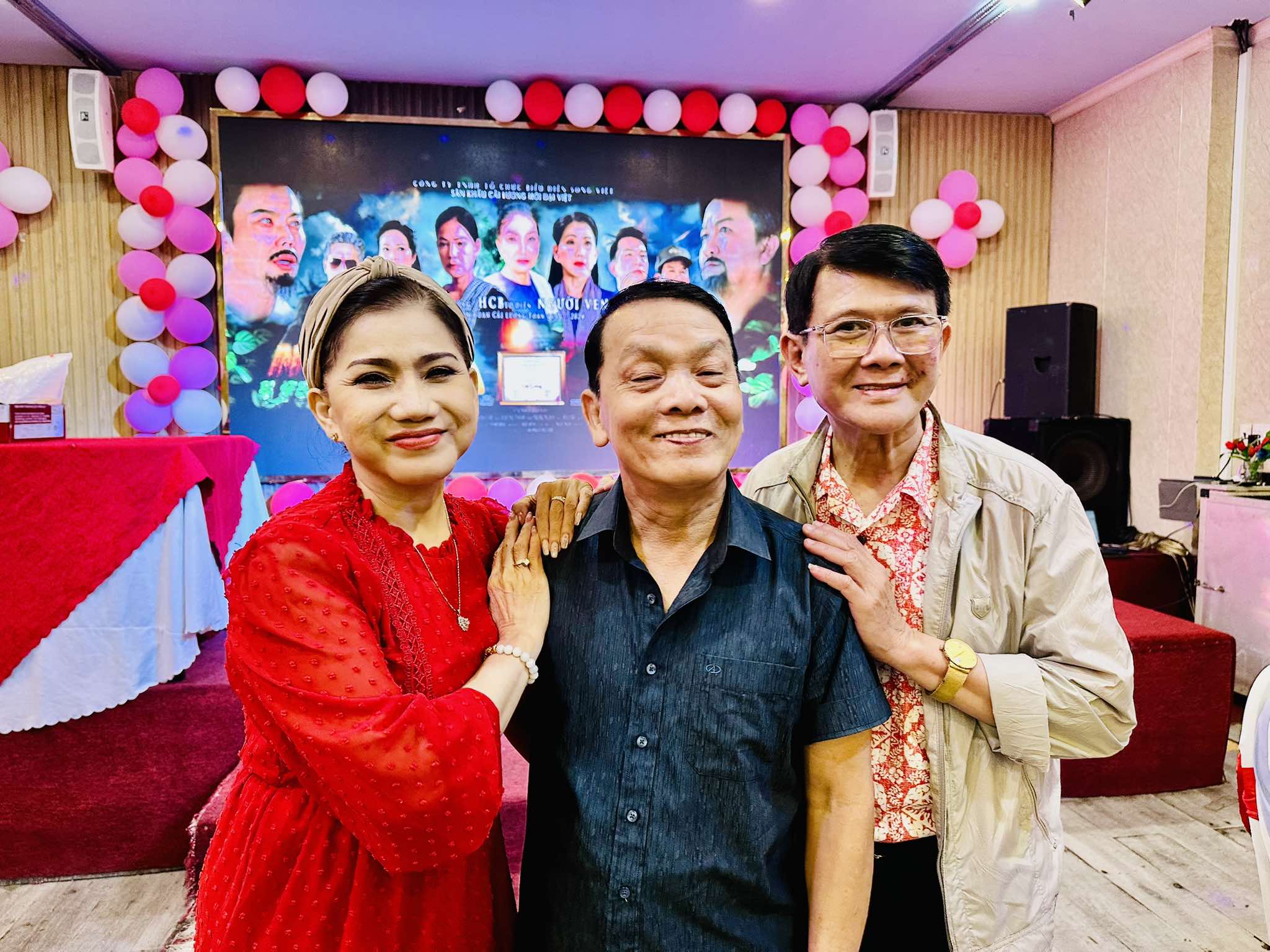 Thoại Mỹ, Hoa Hạ, Võ Minh Lâm mừng công lớn với Thoại Mỹ, Hoa Hạ, Võ Minh Lâm mừng công lớn với