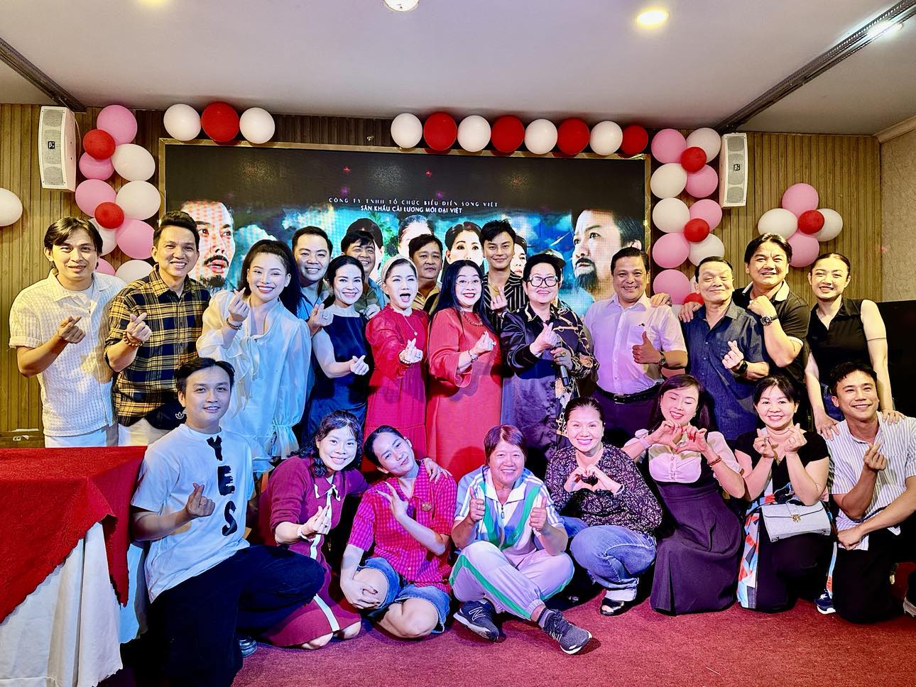 Thoại Mỹ, Hoa Hạ, Võ Minh Lâm mừng công lớn với Thoại Mỹ, Hoa Hạ, Võ Minh Lâm mừng công lớn với