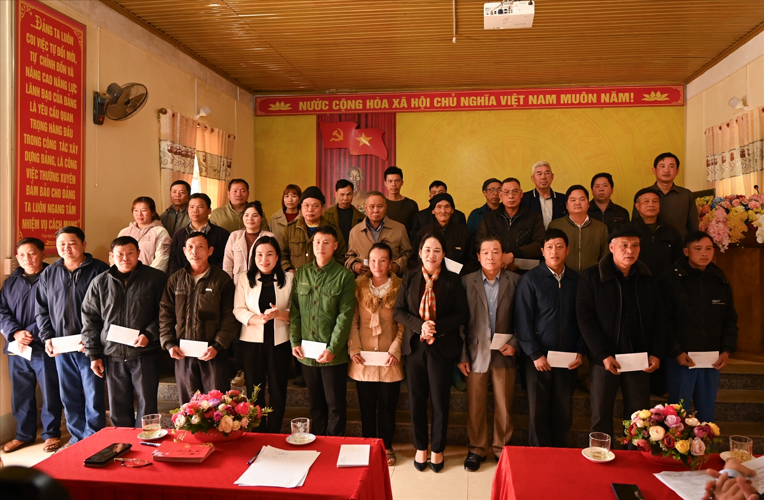 Thứ trưởng, Phó Chủ nhiệm UBDT Nông Thị Hà; Trưởng Ban Dân tộc tỉnh Hà Giang Chu Thị Ngọc Diệp tặng quà Tết cho Người có uy tín tại huyện Bắc Mê Thứ trưởng, Phó Chủ nhiệm UBDT Nông Thị Hà; Trưởng Ban Dân tộc tỉnh Hà Giang Chu Thị Ngọc Diệp tặng quà Tết cho Người có uy tín tại huyện Bắc Mê