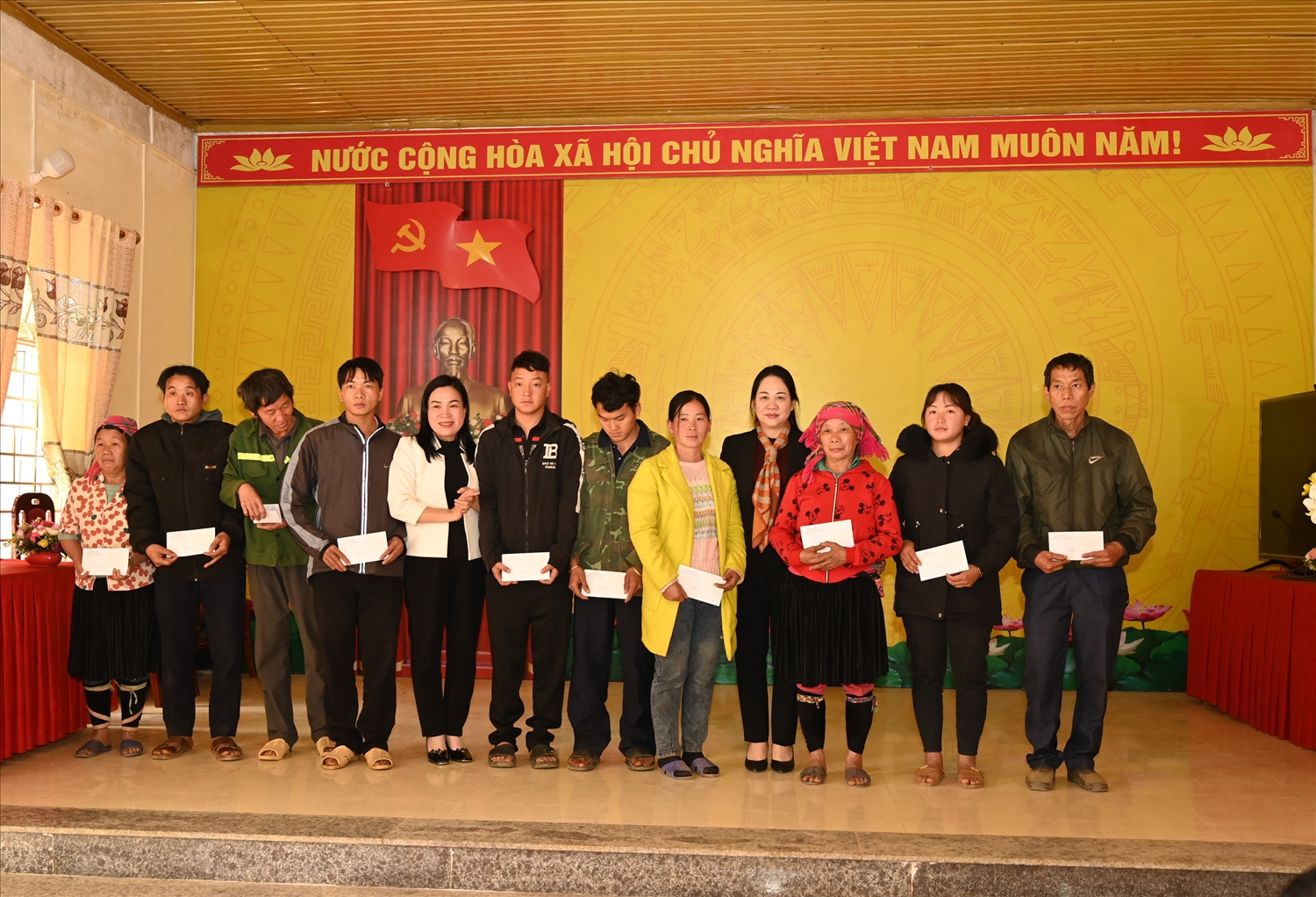 Thứ trưởng, Phó Chủ nhiệm UBDT Nông Thị Hà; Trưởng Ban Dân tộc tỉnh Hà Giang Chu Thị Ngọc Diệp tặng quà Tết cho các gia đình hộ nghèo người DTTS xã Lạc Nông Thứ trưởng, Phó Chủ nhiệm UBDT Nông Thị Hà; Trưởng Ban Dân tộc tỉnh Hà Giang Chu Thị Ngọc Diệp tặng quà Tết cho các gia đình hộ nghèo người DTTS xã Lạc Nông
