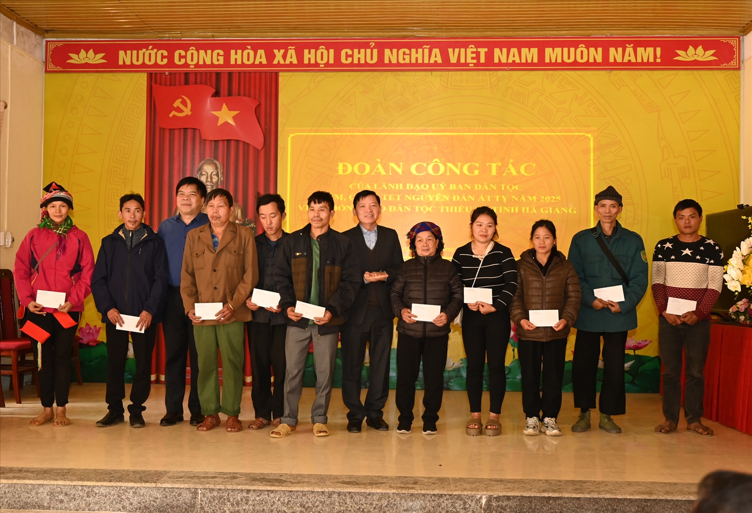Phó Vụ trưởng Vụ Tuyên truyền UBDT Đinh Xuân Thắng; Phó Bí thư Huyện ủy, Chủ tịch UBND huyện Bắc Mê Trần Mạnh Tuyên tặng quà cho các gia đình hộ nghèo người DTTS xã Yên Cường Phó Vụ trưởng Vụ Tuyên truyền UBDT Đinh Xuân Thắng; Phó Bí thư Huyện ủy, Chủ tịch UBND huyện Bắc Mê Trần Mạnh Tuyên tặng quà cho các gia đình hộ nghèo người DTTS xã Yên Cường