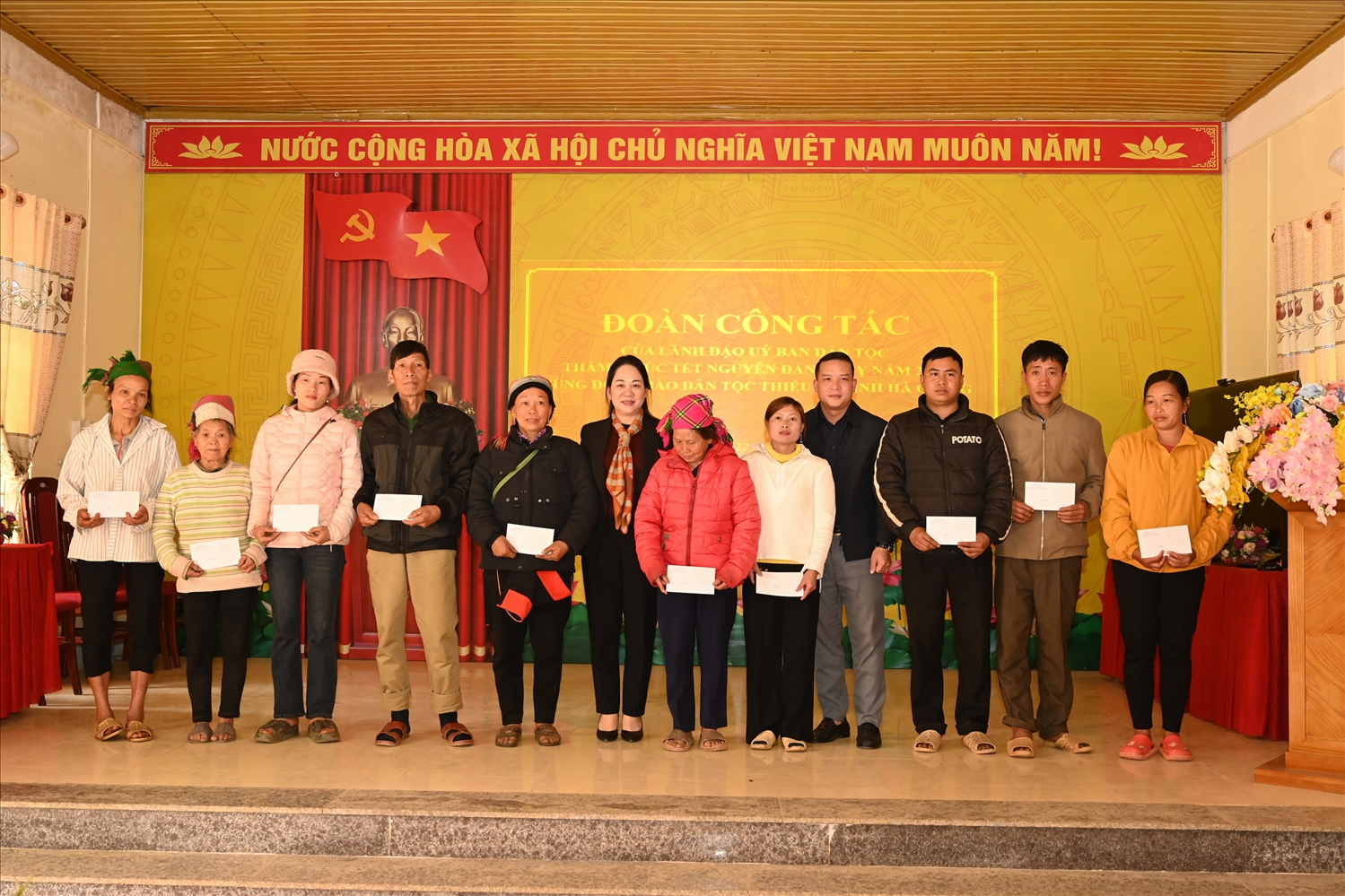 Thứ trưởng, Phó Chủ nhiệm UBDT Nông Thị Hà tặng quà tết cho hộ khó khăn của xã Đường Hồng Thứ trưởng, Phó Chủ nhiệm UBDT Nông Thị Hà tặng quà tết cho hộ khó khăn của xã Đường Hồng