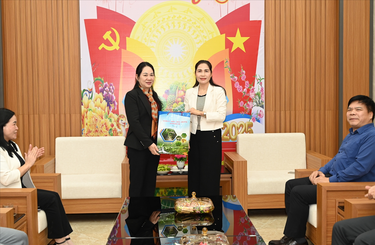 Thứ trưởng, Phó Chủ nhiệm Nông Thị Hà gặp mặt, chúc Tết lãnh đạo huyện Bắc Mê Thứ trưởng, Phó Chủ nhiệm Nông Thị Hà gặp mặt, chúc Tết lãnh đạo huyện Bắc Mê