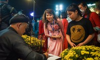 Chợ hoa Xuân 'trên bến dưới thuyền' rộn ràng khai hội ở TPHCM 