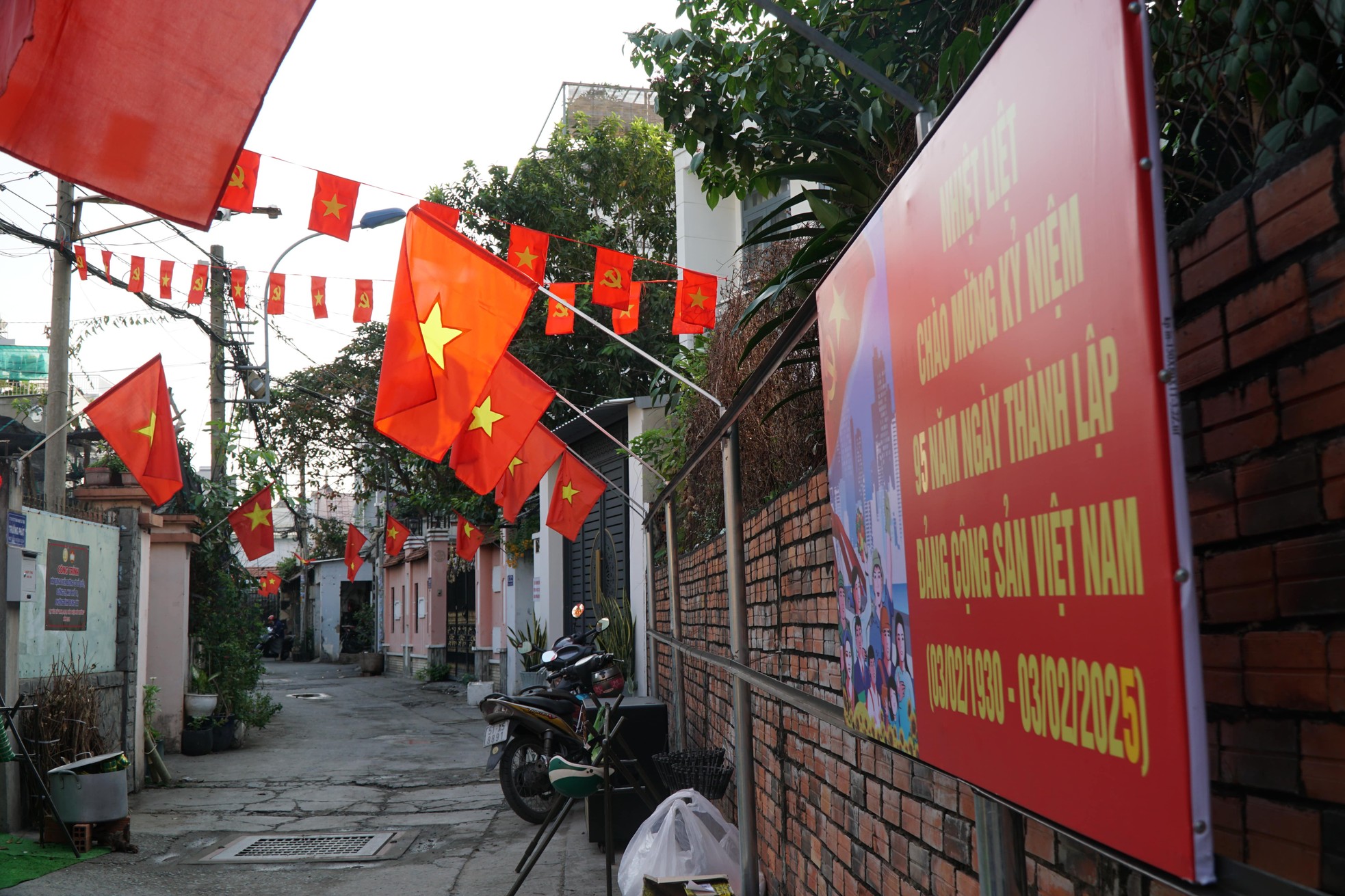 Nhiều hẻm ở TPHCM đồng loạt 'khoác áo' mới rực rỡ đón Tết ảnh 3