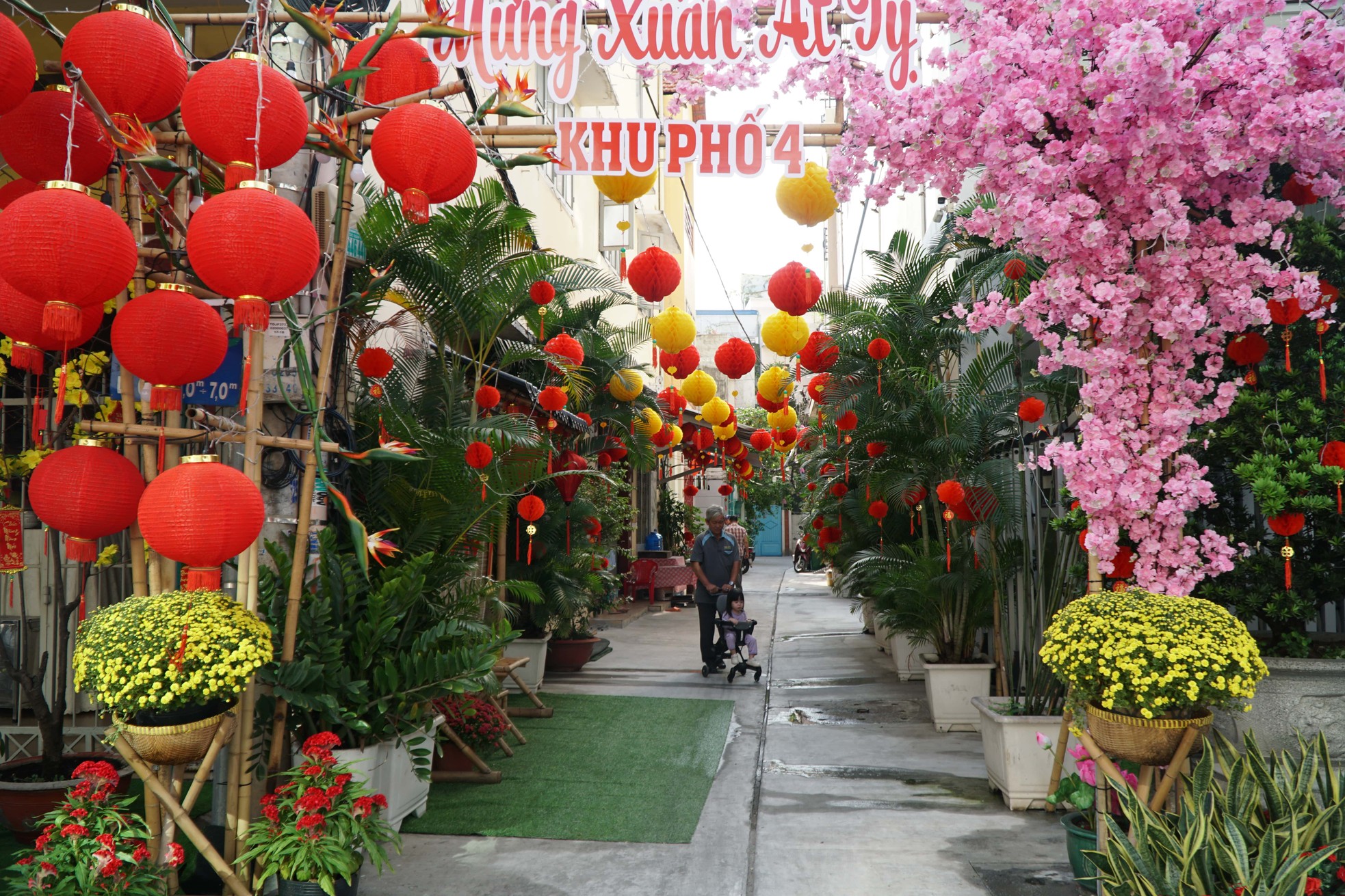 Nhiều hẻm ở TPHCM đồng loạt 'khoác áo' mới rực rỡ đón Tết ảnh 4