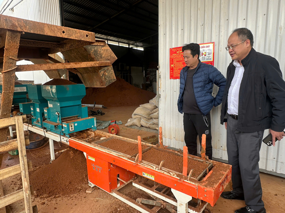 Phó Chủ tịch UBND huyện Phú Xuyên Nguyễn Trọng Vĩnh kiểm tra công nghệ dây truyền chuẩn bị mạ khay cấy máy của HTXNN tổng hợp Phú Hưng