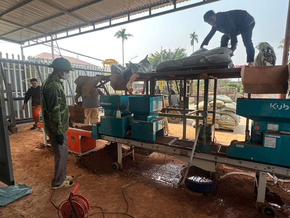 Công nghệ dây truyền chuẩn bị mạ khay cấy máy của HTXNN tổng hợp Phú Hưng