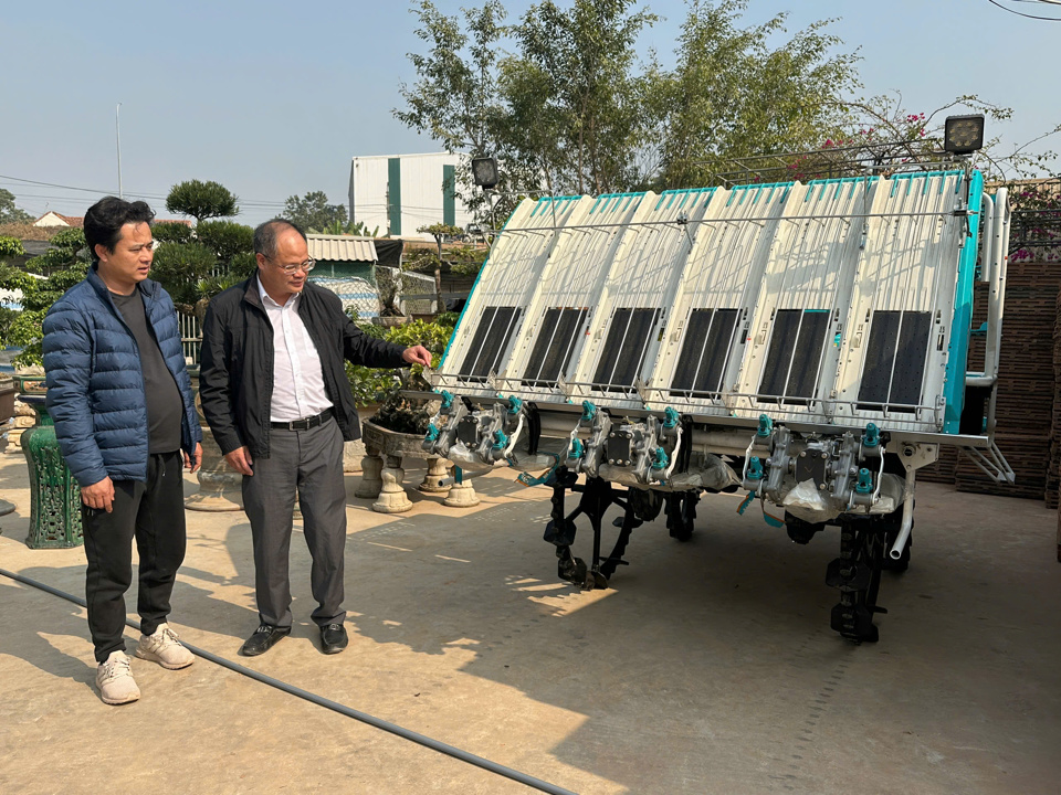 Phó Chủ tịch UBND huyện Phú Xuyên Nguyễn Trọng Vĩnh kiểm tra trực tiếp máy cấy và khâu chuẩn bị mạ khay cấy máy cho hội thi.