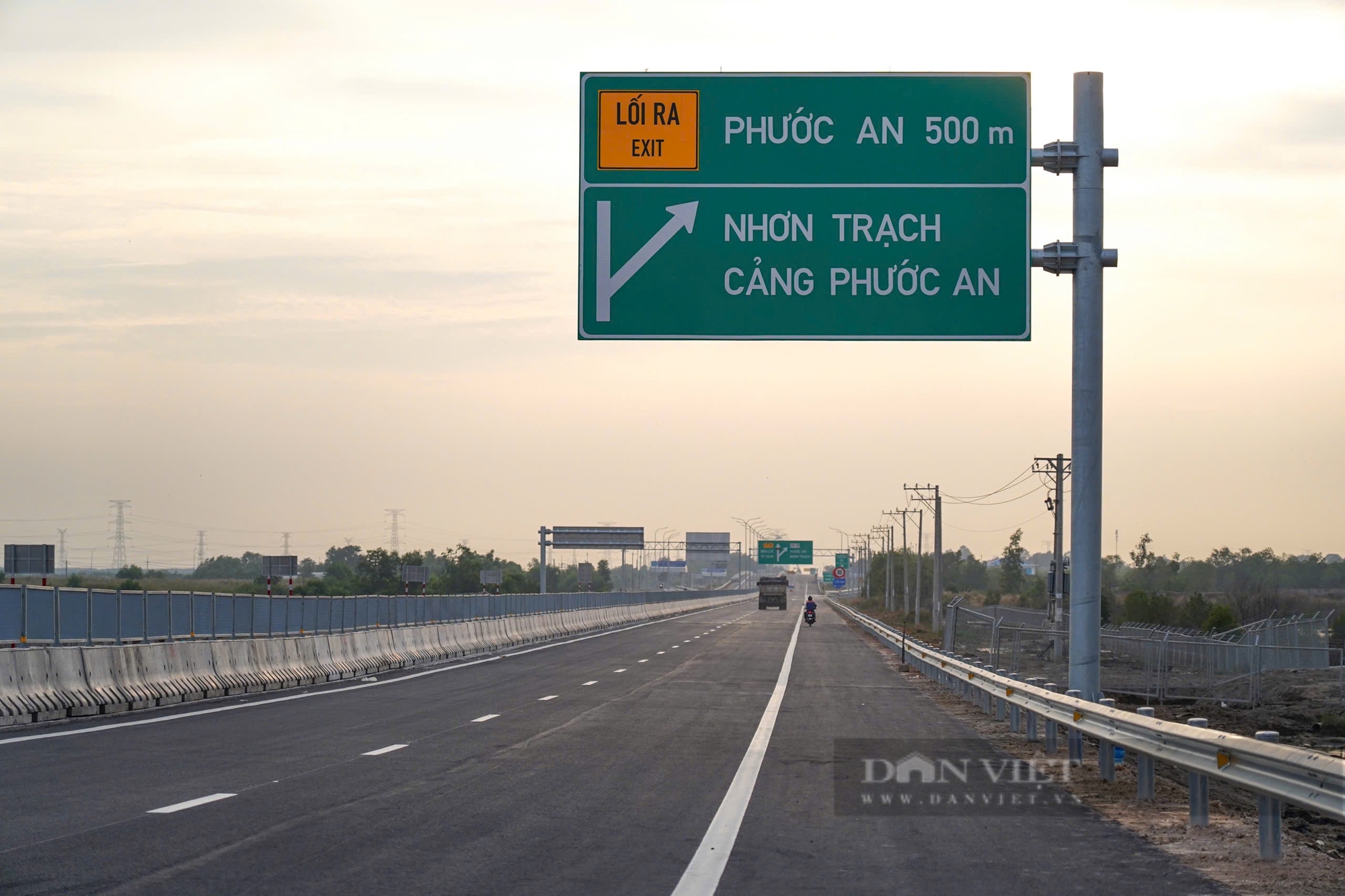Diện mạo hai đoạn cao tốc Bến Lức - Long Thành chính thức thông xe vào 24 Tết- Ảnh 3. Diện mạo hai đoạn cao tốc Bến Lức - Long Thành chính thức thông xe vào 24 Tết- Ảnh 3.