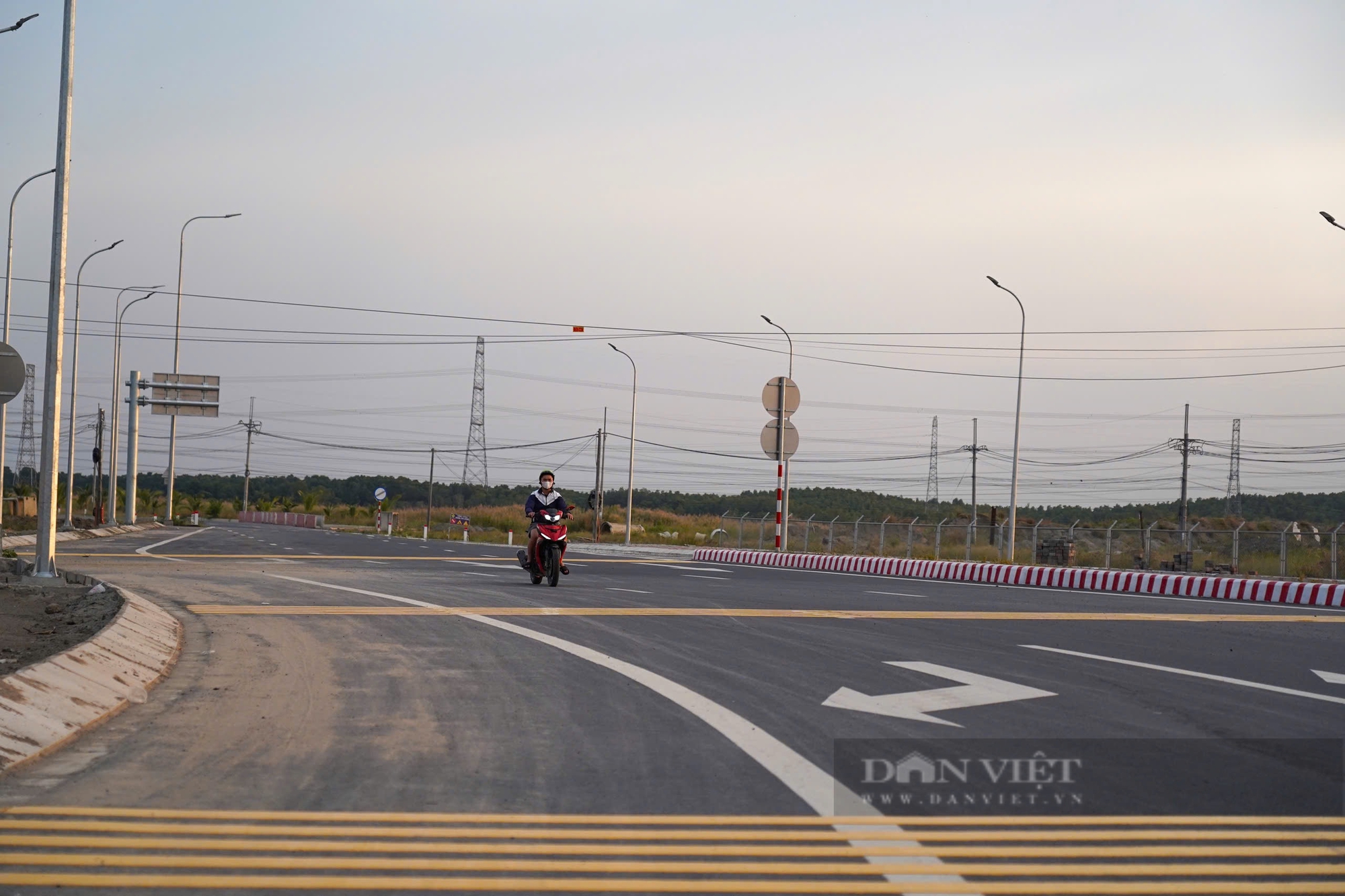 Diện mạo hai đoạn cao tốc Bến Lức - Long Thành chính thức thông xe vào 24 Tết- Ảnh 4. Diện mạo hai đoạn cao tốc Bến Lức - Long Thành chính thức thông xe vào 24 Tết- Ảnh 4.
