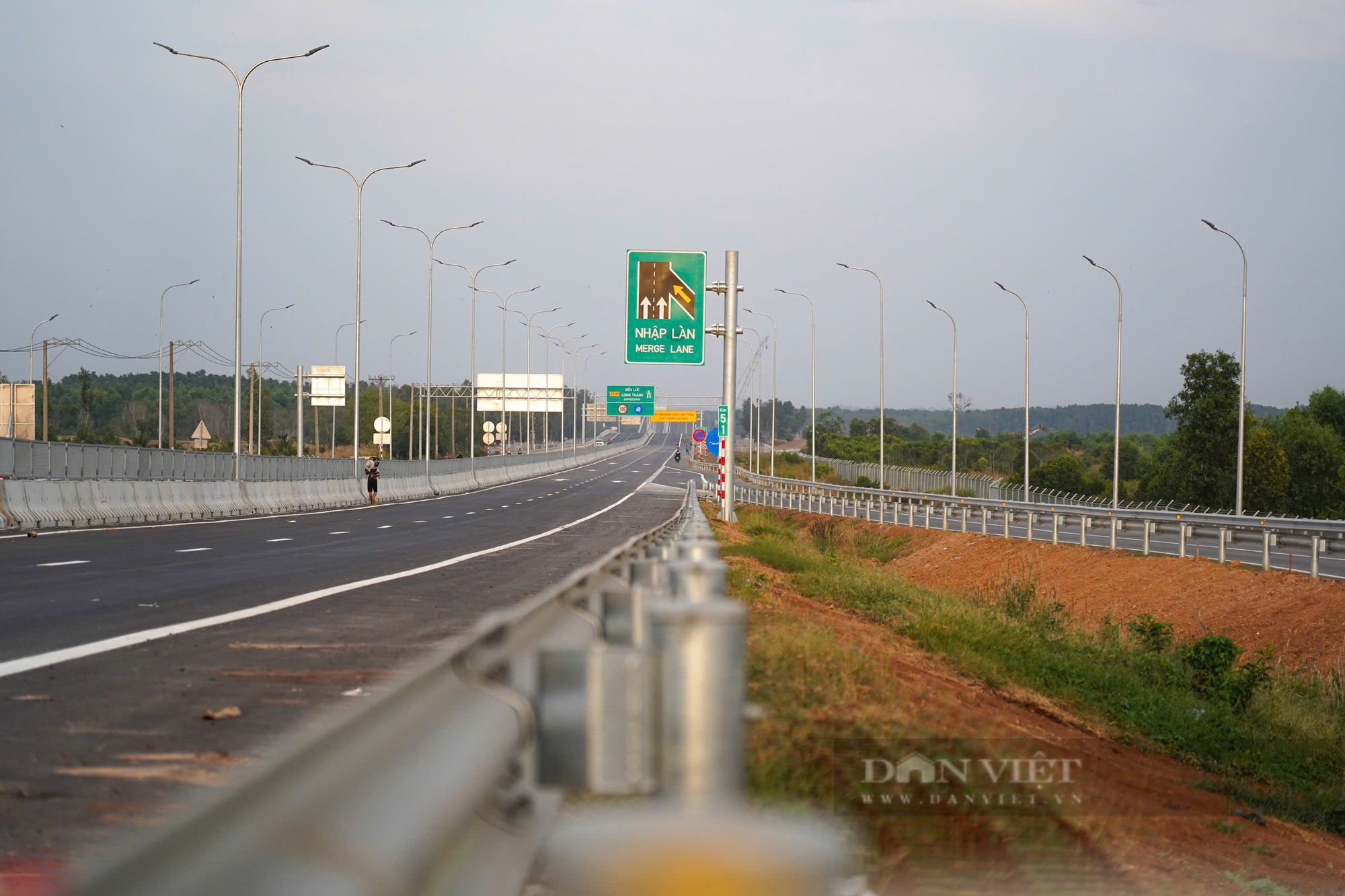Diện mạo hai đoạn cao tốc Bến Lức - Long Thành chính thức thông xe vào 24 Tết- Ảnh 5. Diện mạo hai đoạn cao tốc Bến Lức - Long Thành chính thức thông xe vào 24 Tết- Ảnh 5.