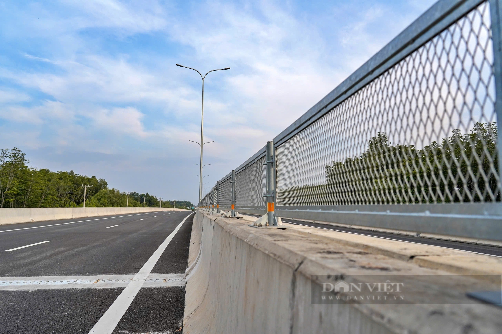 Diện mạo hai đoạn cao tốc Bến Lức - Long Thành chính thức thông xe vào 24 Tết- Ảnh 6. Diện mạo hai đoạn cao tốc Bến Lức - Long Thành chính thức thông xe vào 24 Tết- Ảnh 6.