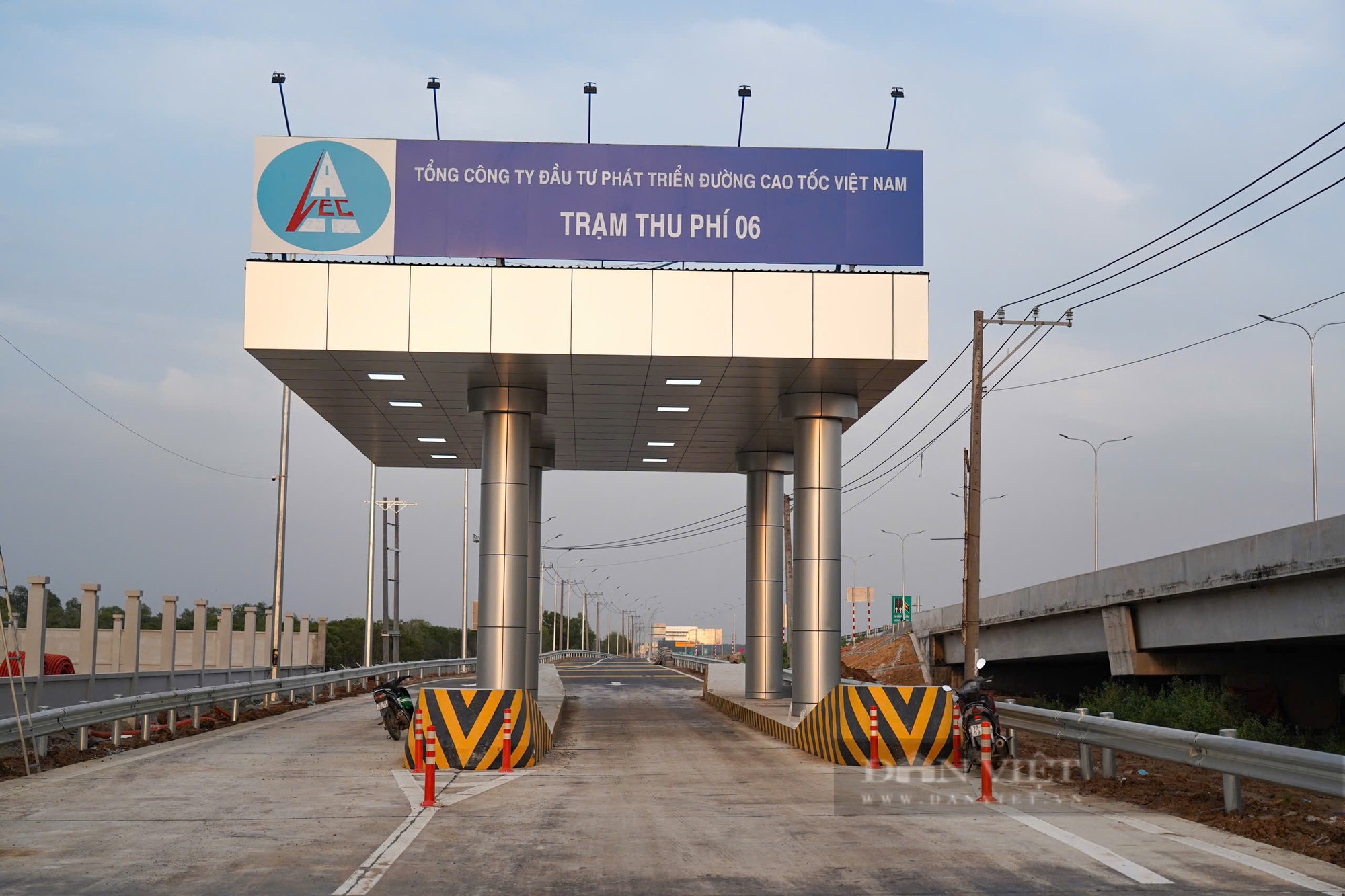 Diện mạo hai đoạn cao tốc Bến Lức - Long Thành chính thức thông xe vào 24 Tết- Ảnh 8. Diện mạo hai đoạn cao tốc Bến Lức - Long Thành chính thức thông xe vào 24 Tết- Ảnh 8.