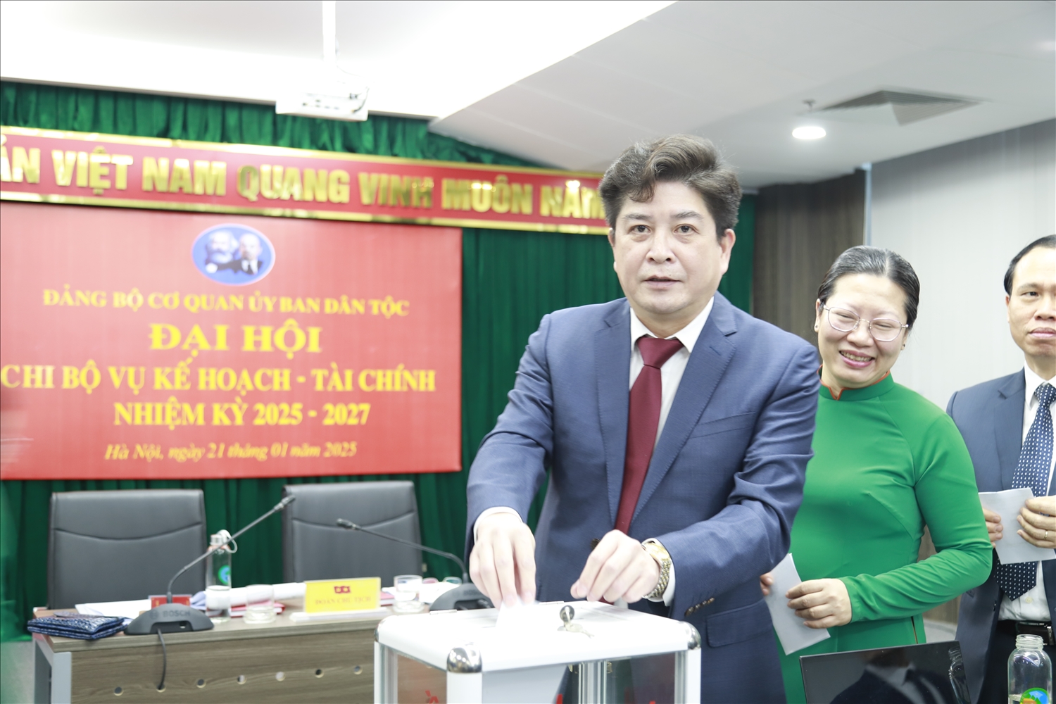 Đồng chí Nguyễn Mạnh Huấn, Vụ trưởng Vụ Kế hoạch - Tài chính cùng các đồng chí cán bộ lãnh đạo và đảng viên trong Chi bộ bỏ phiếu bầu cử tại Đại hội Đồng chí Nguyễn Mạnh Huấn, Vụ trưởng Vụ Kế hoạch - Tài chính cùng các đồng chí cán bộ lãnh đạo và đảng viên trong Chi bộ bỏ phiếu bầu cử tại Đại hội