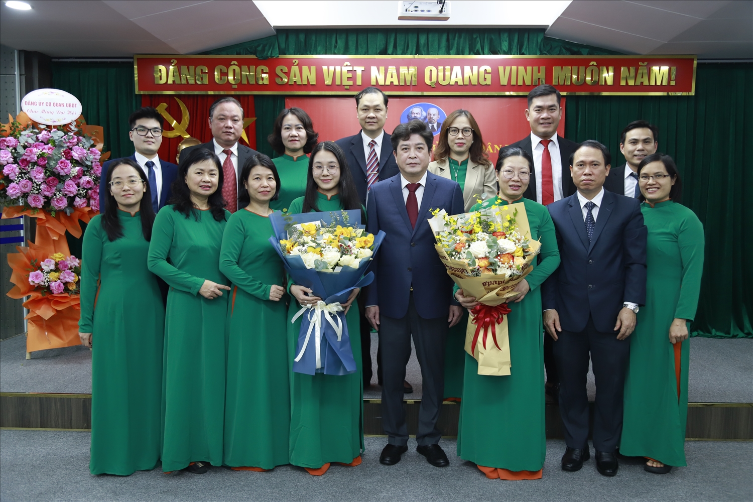 Các đồng chí đảng viên trong Chi bộ Vụ Kế hoạch - Tài chính chúc mừng Chi ủy Chi bộ Vụ nhiệm kỳ 2022 - 2025 Các đồng chí đảng viên trong Chi bộ Vụ Kế hoạch - Tài chính chúc mừng Chi ủy Chi bộ Vụ nhiệm kỳ 2025 - 2027