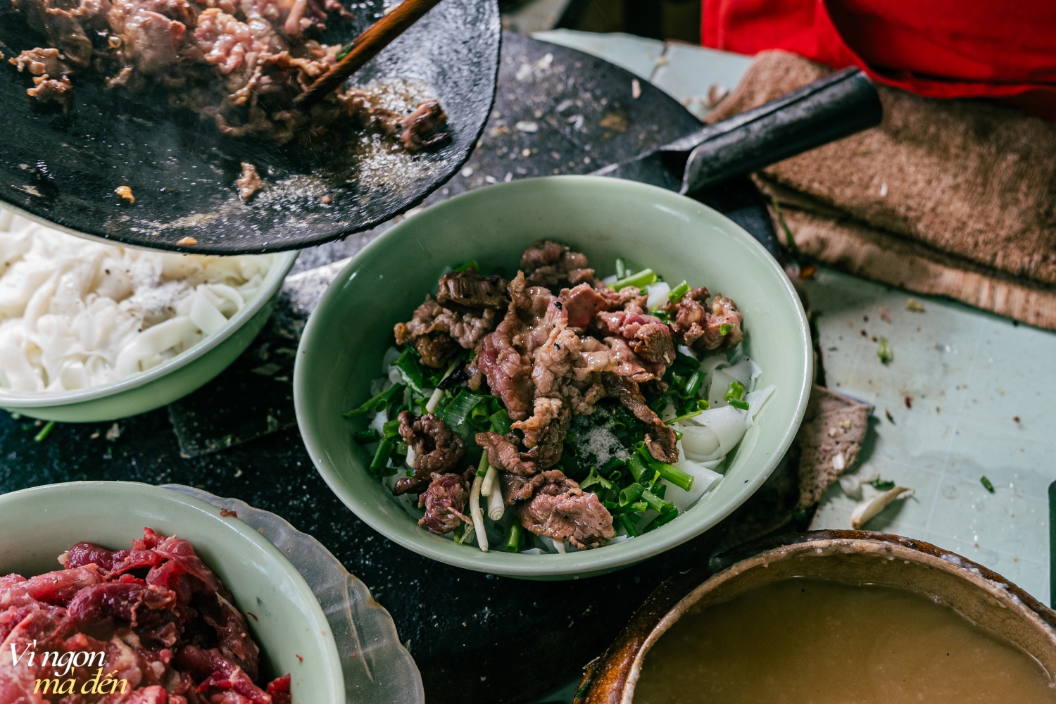 Quán phở không tên, không biển hiệu bán hơn 40 năm: Chỉ bán duy nhất một món, nói không với chanh mà vẫn - Ảnh 2. Quán phở không tên, không biển hiệu bán hơn 40 năm: Chỉ bán duy nhất một món, nói không với chanh mà vẫn - Ảnh 2.