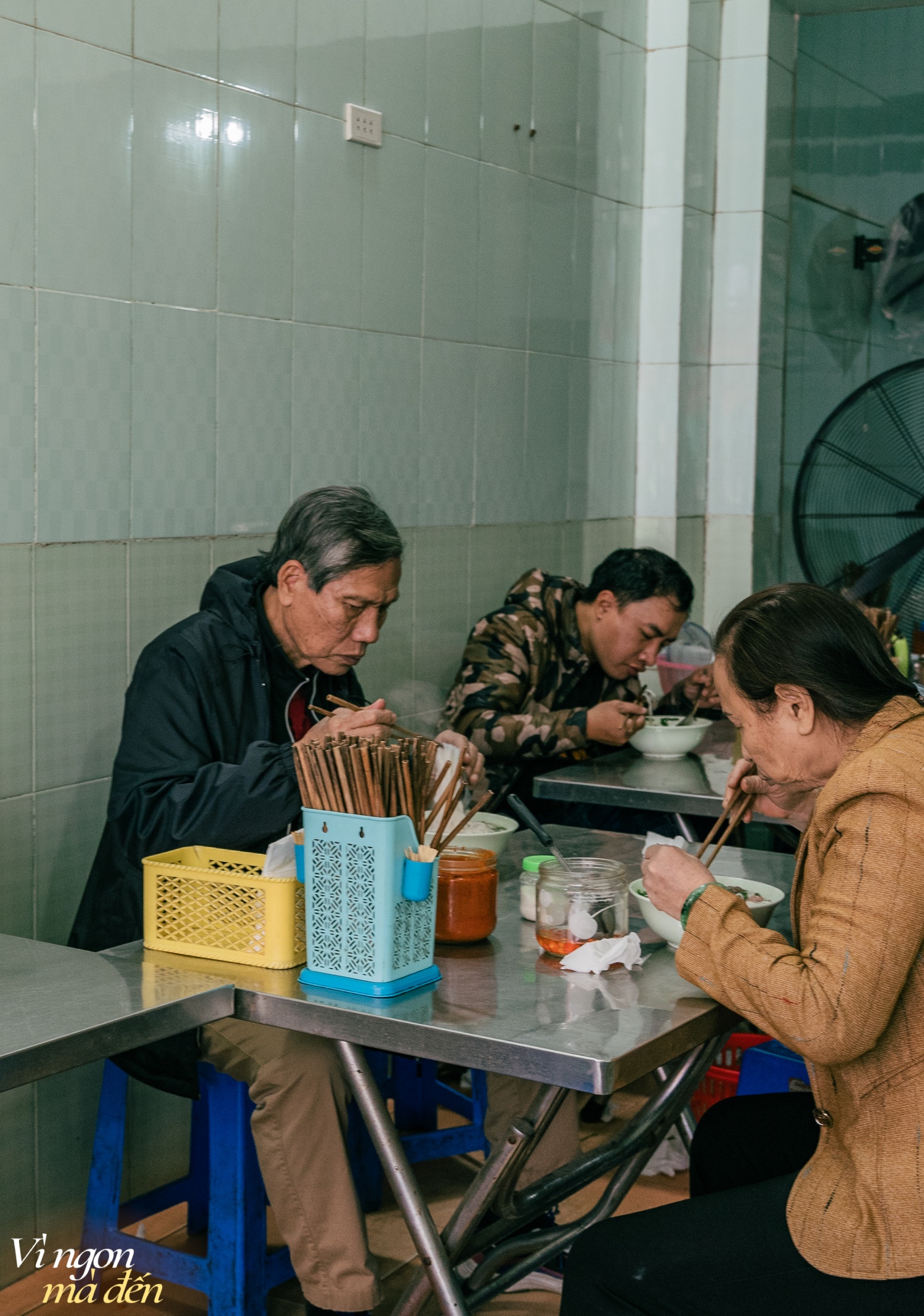 Quán phở không tên, không biển hiệu bán hơn 40 năm: Chỉ bán duy nhất một món, nói không với chanh mà vẫn - Ảnh 3. Quán phở không tên, không biển hiệu bán hơn 40 năm: Chỉ bán duy nhất một món, nói không với chanh mà vẫn - Ảnh 3.