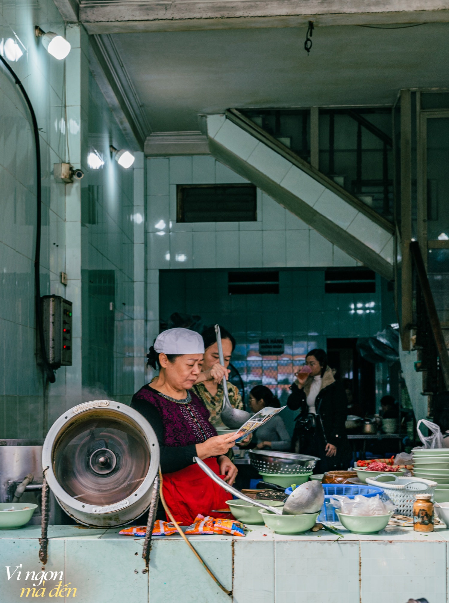 Quán phở không tên, không biển hiệu bán hơn 40 năm: Chỉ bán duy nhất một món, nói không với chanh mà vẫn - Ảnh 6. Quán phở không tên, không biển hiệu bán hơn 40 năm: Chỉ bán duy nhất một món, nói không với chanh mà vẫn - Ảnh 6.