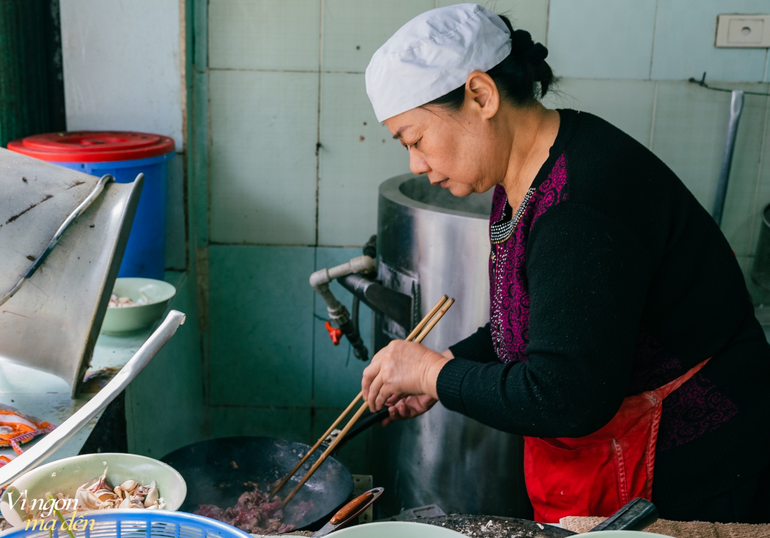 Quán phở không tên, không biển hiệu bán hơn 40 năm: Chỉ bán duy nhất một món, nói không với chanh mà vẫn - Ảnh 2. Quán phở không tên, không biển hiệu bán hơn 40 năm: Chỉ bán duy nhất một món, nói không với chanh mà vẫn - Ảnh 2.
