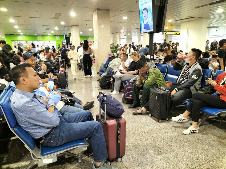 Bên trong khu vực chờ lên tàu bay luôn đông nghẹt khách. Ảnh: Tiểu Thúy