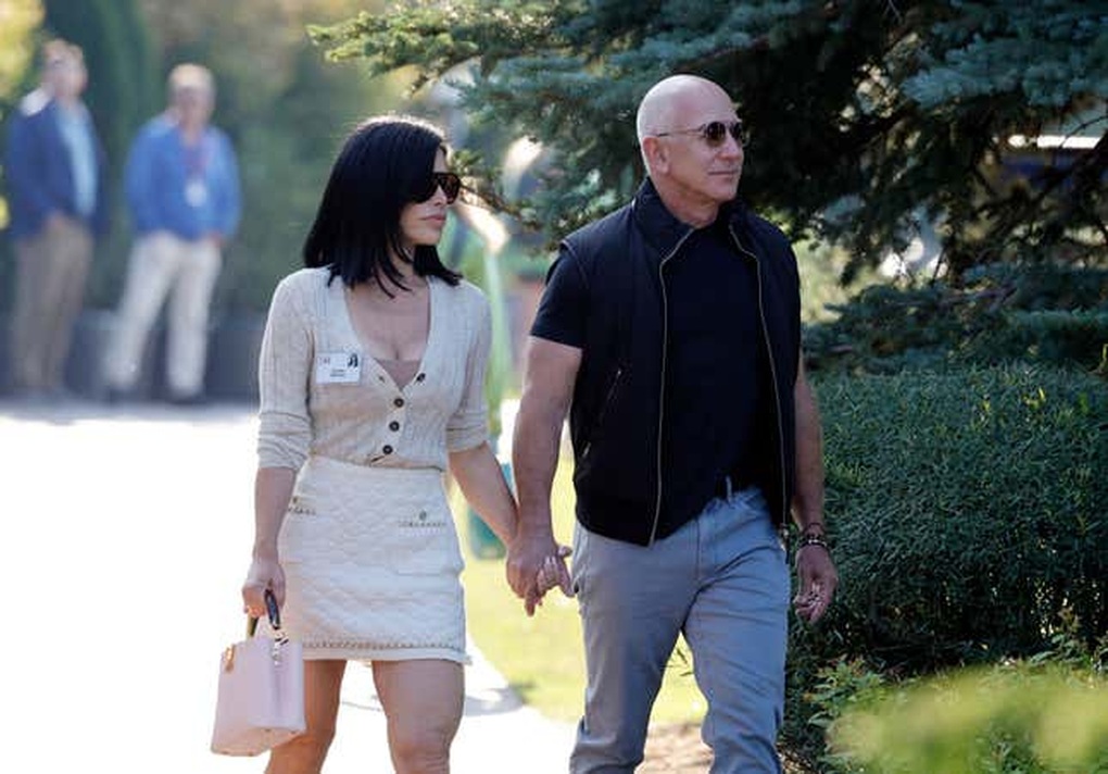 Bạn gái tỷ phú Jeff Bezos mặc gợi cảm trong lễ nhậm chức của ông Trump - 4 Bạn gái tỷ phú Jeff Bezos mặc gợi cảm trong lễ nhậm chức của ông Trump - 4