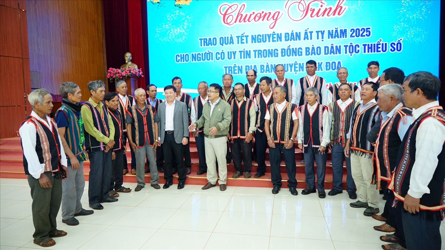 Lãnh đạo Ban Dân tộc tỉnh Gia Lai, UBND huyện Đak Đoa thăm hỏi, động viên đội ngũ Người có uy tín nhân dịp Tết đến, xuân về Lãnh đạo Ban Dân tộc tỉnh Gia Lai, UBND huyện Đak Đoa thăm hỏi, động viên đội ngũ Người có uy tín nhân dịp Tết đến, xuân về