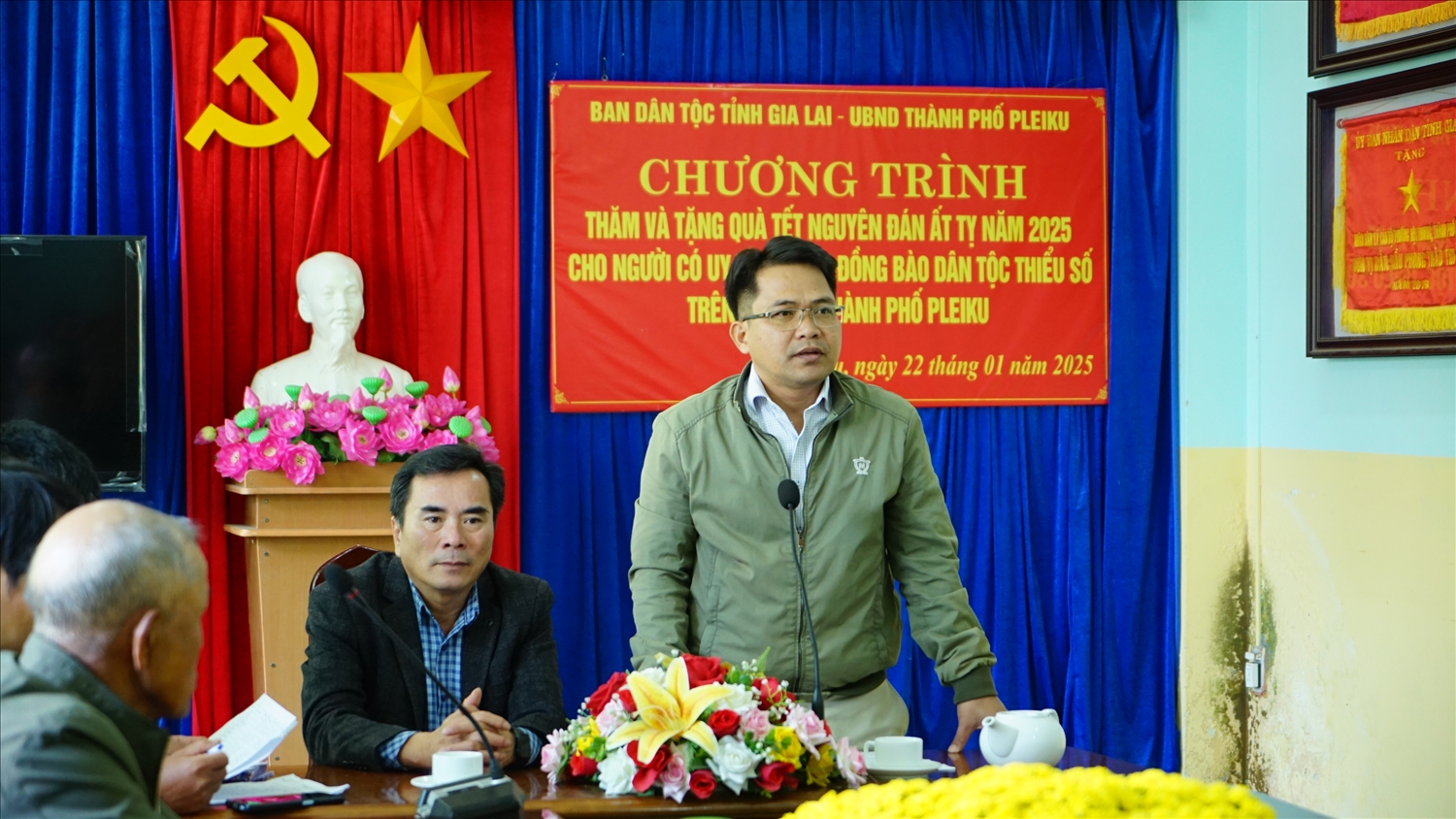 Ông Trường Trung Tuyến - Phó Trưởng Ban Dân tộc tỉnh Gia Lai thông tin đến đội ngũ Người có uy tín về tình hình phát triển kinh tế - xã hội, an ninh quốc phòng tại địa phương Ông Trường Trung Tuyến - Phó Trưởng Ban Dân tộc tỉnh Gia Lai mong muốn Người có uy tín tiếp tục phát huy vai trò, đóng góp tích cực vào sự phát triển của địa phương