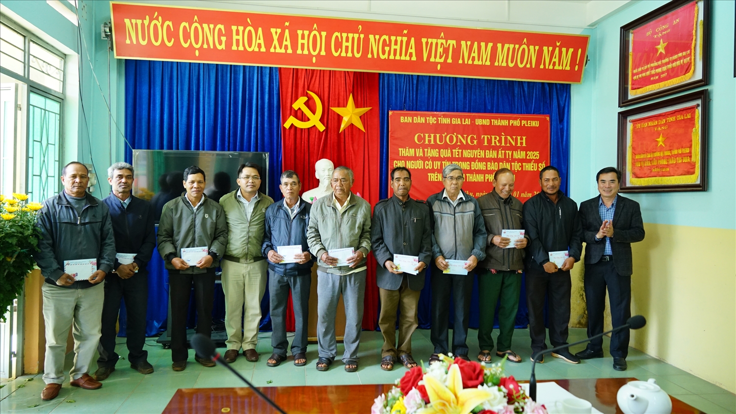 Lãnh đạo Ban Dân tộc tỉnh Gia Lai, UBND Tp. Pleiku trao quà Tết cho Người có uy tín tại Tp. Pleiku Lãnh đạo Ban Dân tộc tỉnh Gia Lai, UBND Tp. Pleiku trao quà Tết cho Người có uy tín tại Tp. Pleiku
