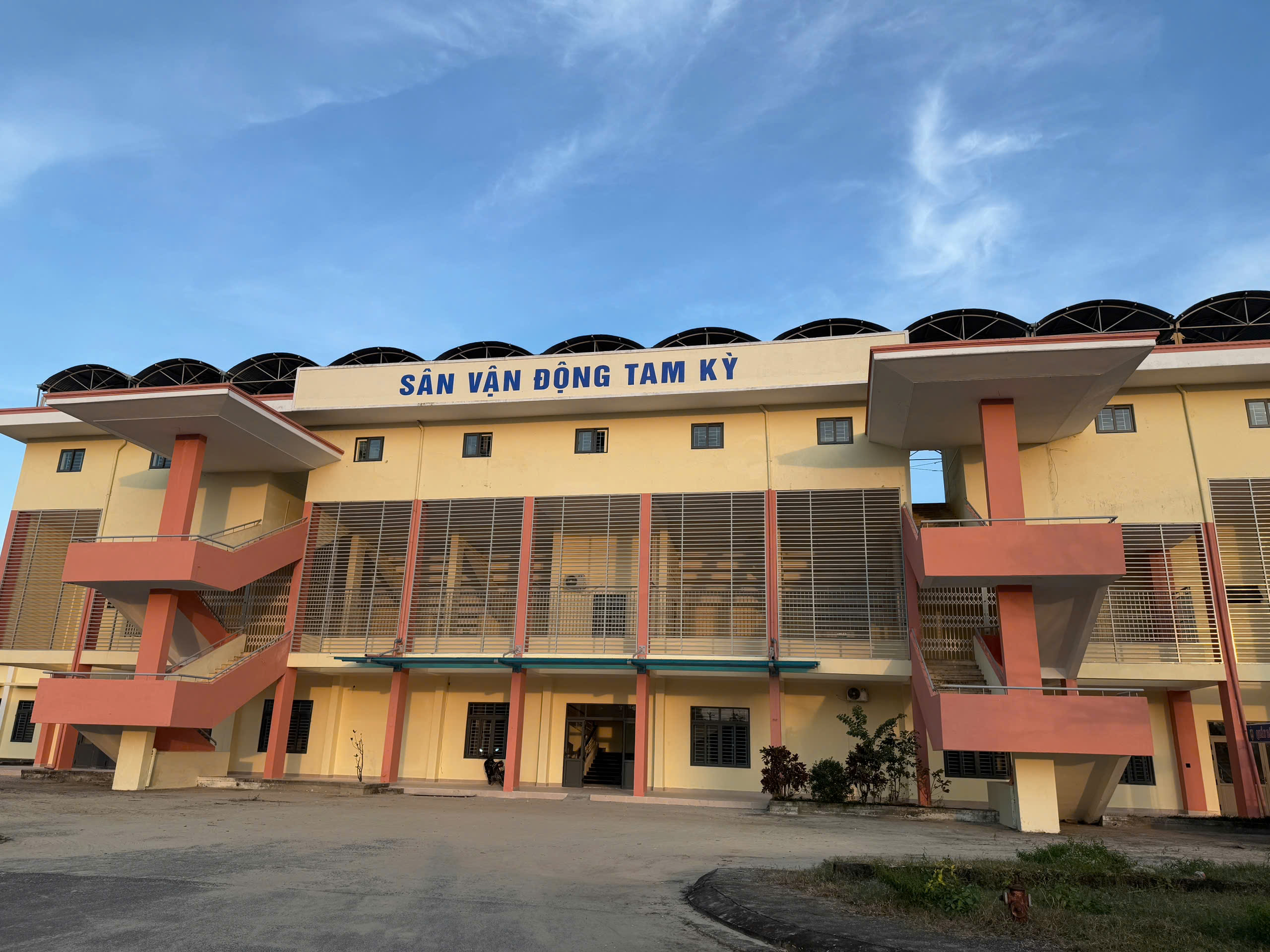 Diện mạo mới khang trang, tươm tất, hiện đại của sân Tam Kỳ Diện mạo mới khang trang, tươm tất, hiện đại của sân Tam Kỳ