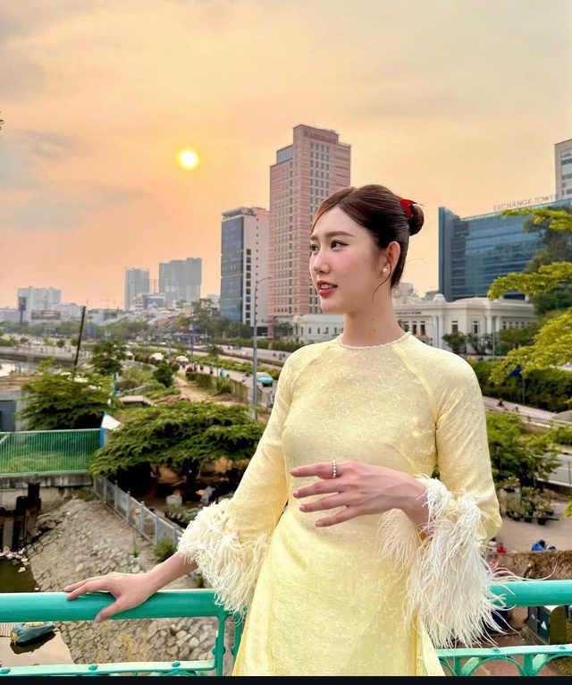 Áo dài trơn lên ngôi, đẹp mê ly khi nàng xuống phố- Ảnh 2. Áo dài trơn lên ngôi, đẹp mê ly khi nàng xuống phố- Ảnh 2.