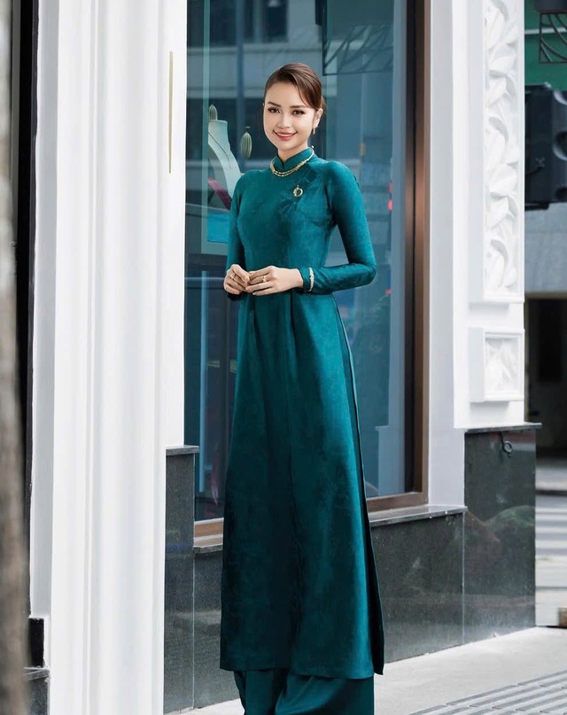 Áo dài trơn lên ngôi, đẹp mê ly khi nàng xuống phố- Ảnh 4. Áo dài trơn lên ngôi, đẹp mê ly khi nàng xuống phố- Ảnh 4.
