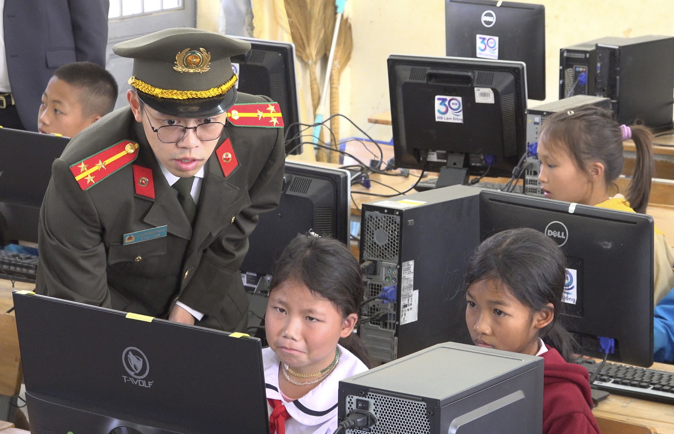 Học sinh tiểu học vùng sâu ở Lâm Đồng có cơ hội tiếp cận công nghệ thông tin- Ảnh 2. Học sinh tiểu học vùng sâu ở Lâm Đồng có cơ hội tiếp cận công nghệ thông tin- Ảnh 2.