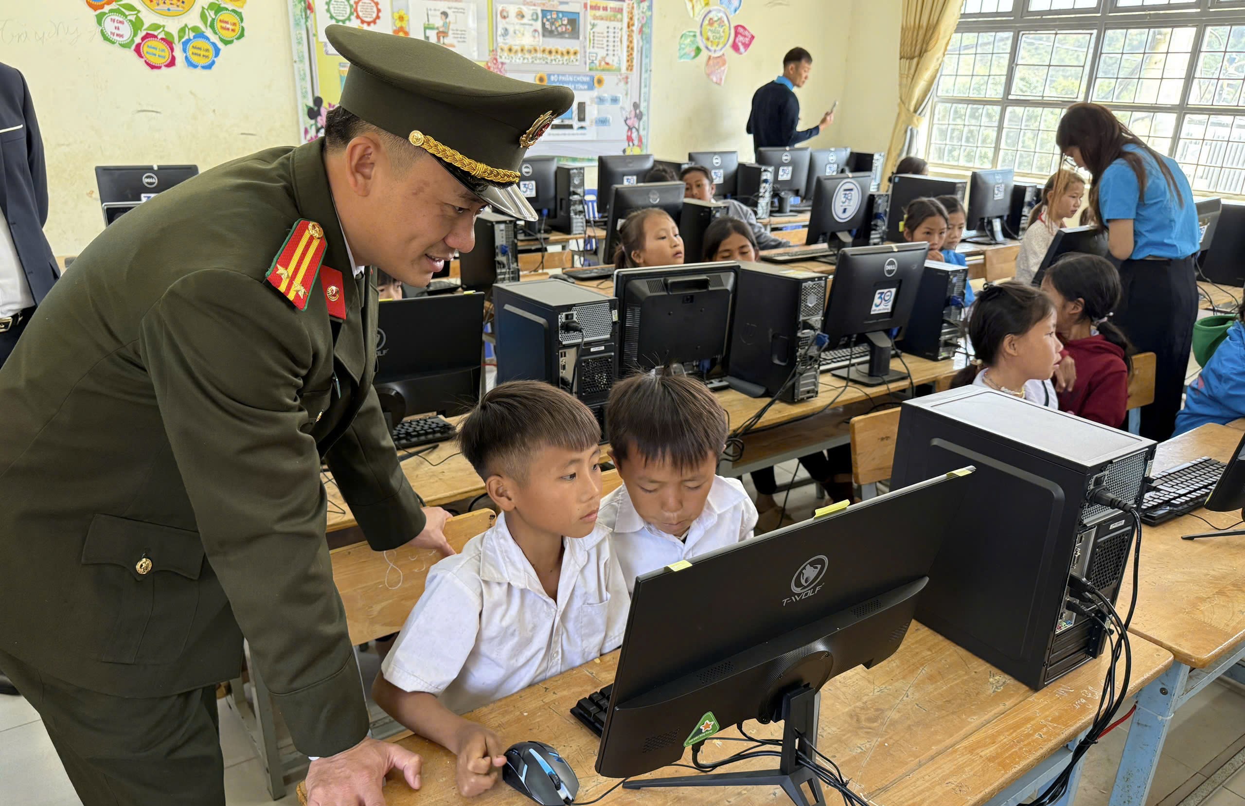 Học sinh tiểu học vùng sâu ở Lâm Đồng có cơ hội tiếp cận công nghệ thông tin- Ảnh 3. Học sinh tiểu học vùng sâu ở Lâm Đồng có cơ hội tiếp cận công nghệ thông tin- Ảnh 3.