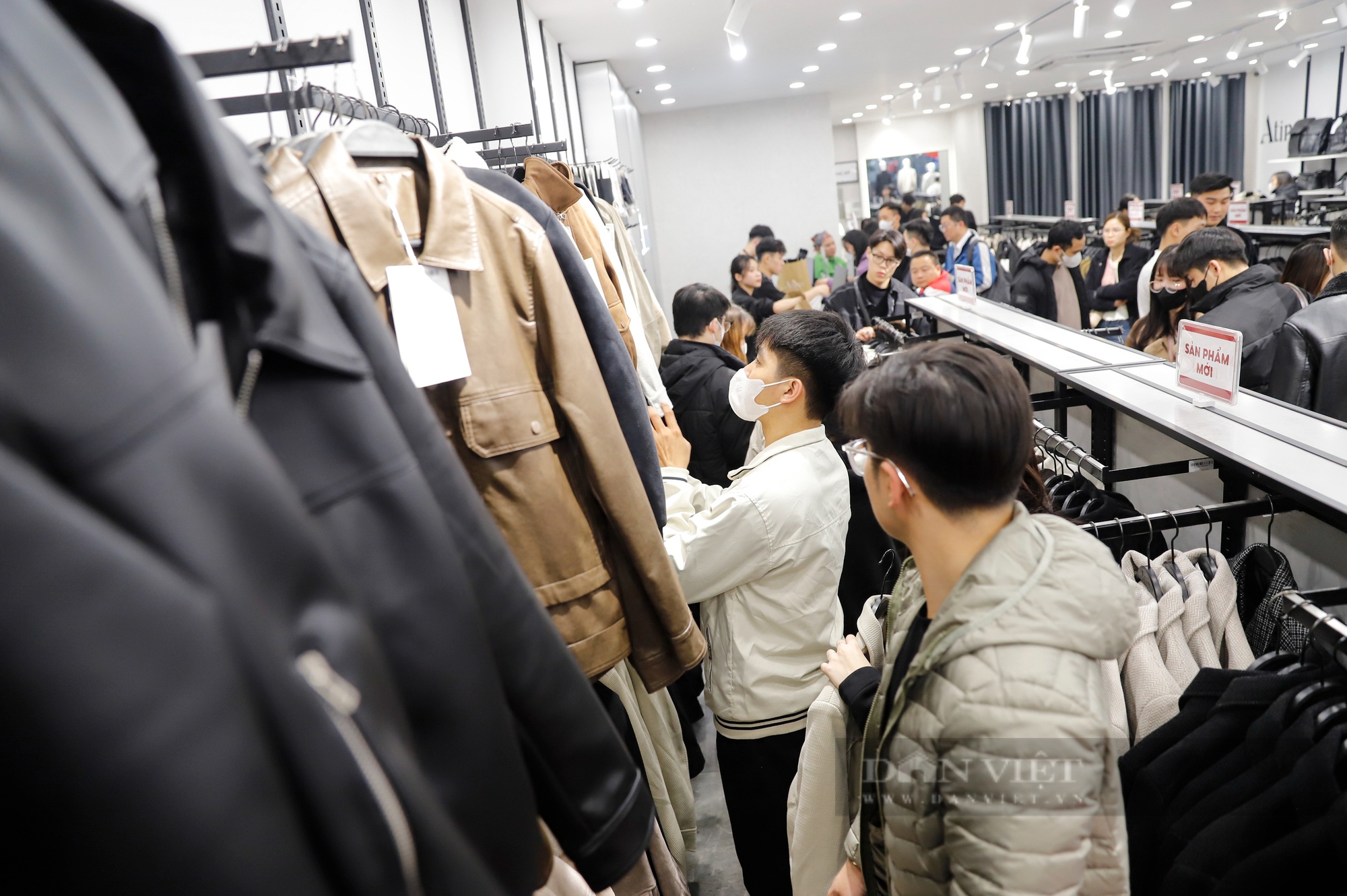 Cận Tết, 'tín đồ' thời trang săn sale tới tận nửa đêm, siêu thị liên tục lấp đầy kệ trống - Ảnh 8.