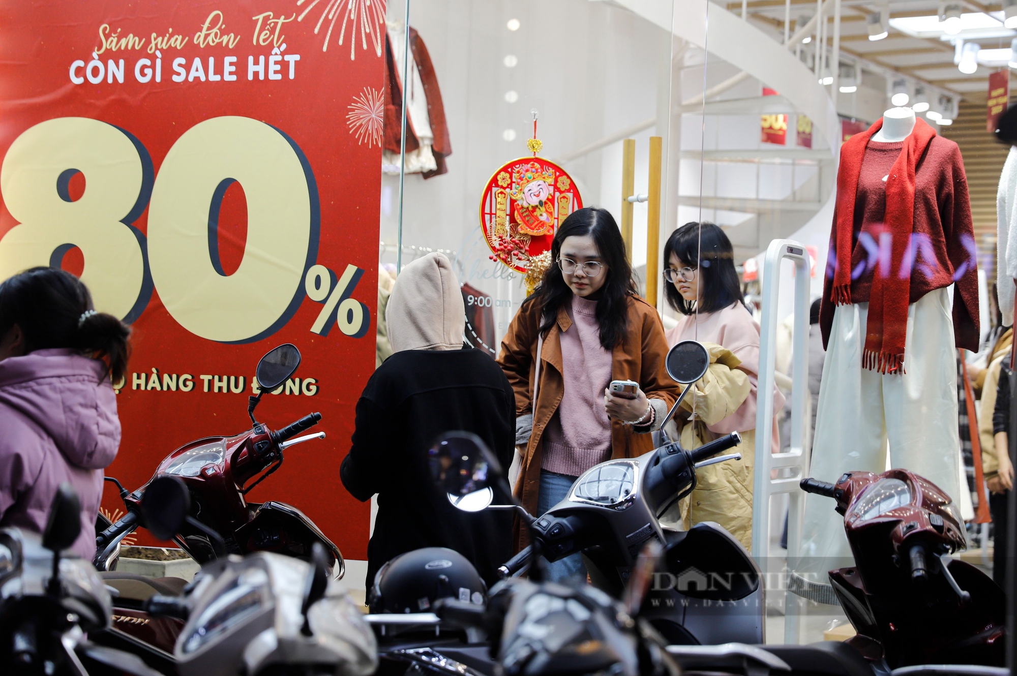Cận Tết, 'tín đồ' thời trang săn sale tới tận nửa đêm, siêu thị liên tục lấp đầy kệ trống - Ảnh 10.