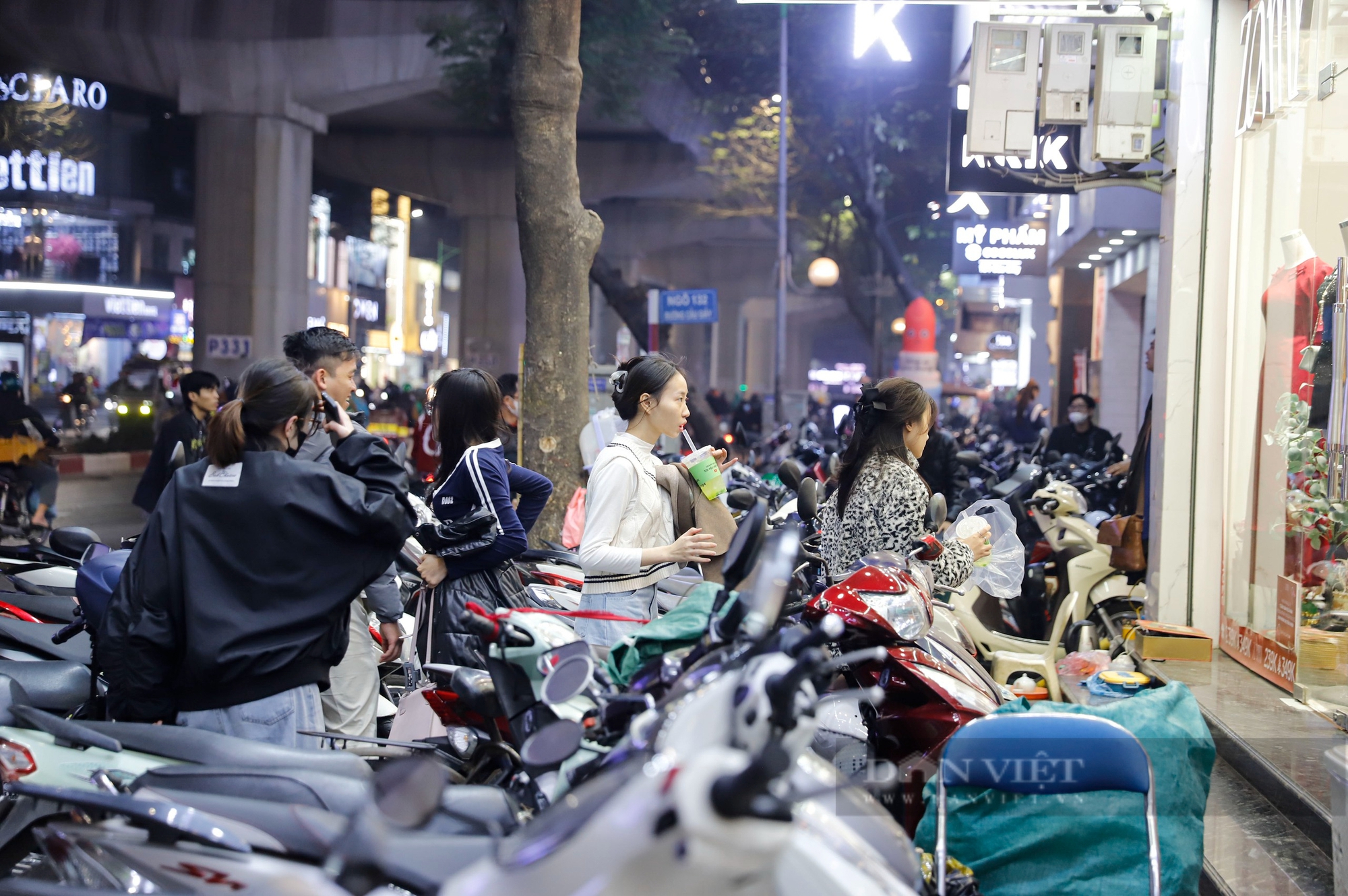Cận Tết, 'tín đồ' thời trang săn sale tới tận nửa đêm, siêu thị liên tục lấp đầy kệ trống - Ảnh 14.