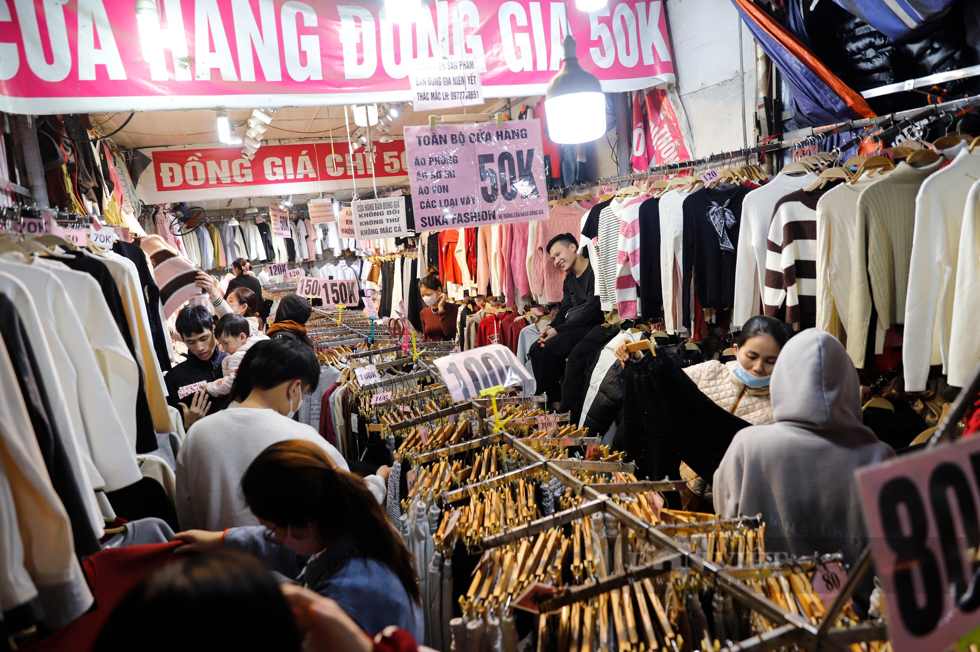 Cận Tết, 'tín đồ' thời trang săn sale tới tận nửa đêm, siêu thị liên tục lấp đầy kệ trống - Ảnh 22.