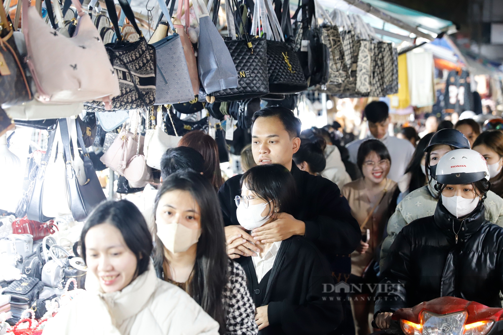 Cận Tết, 'tín đồ' thời trang săn sale tới tận nửa đêm, siêu thị liên tục lấp đầy kệ trống - Ảnh 24.
