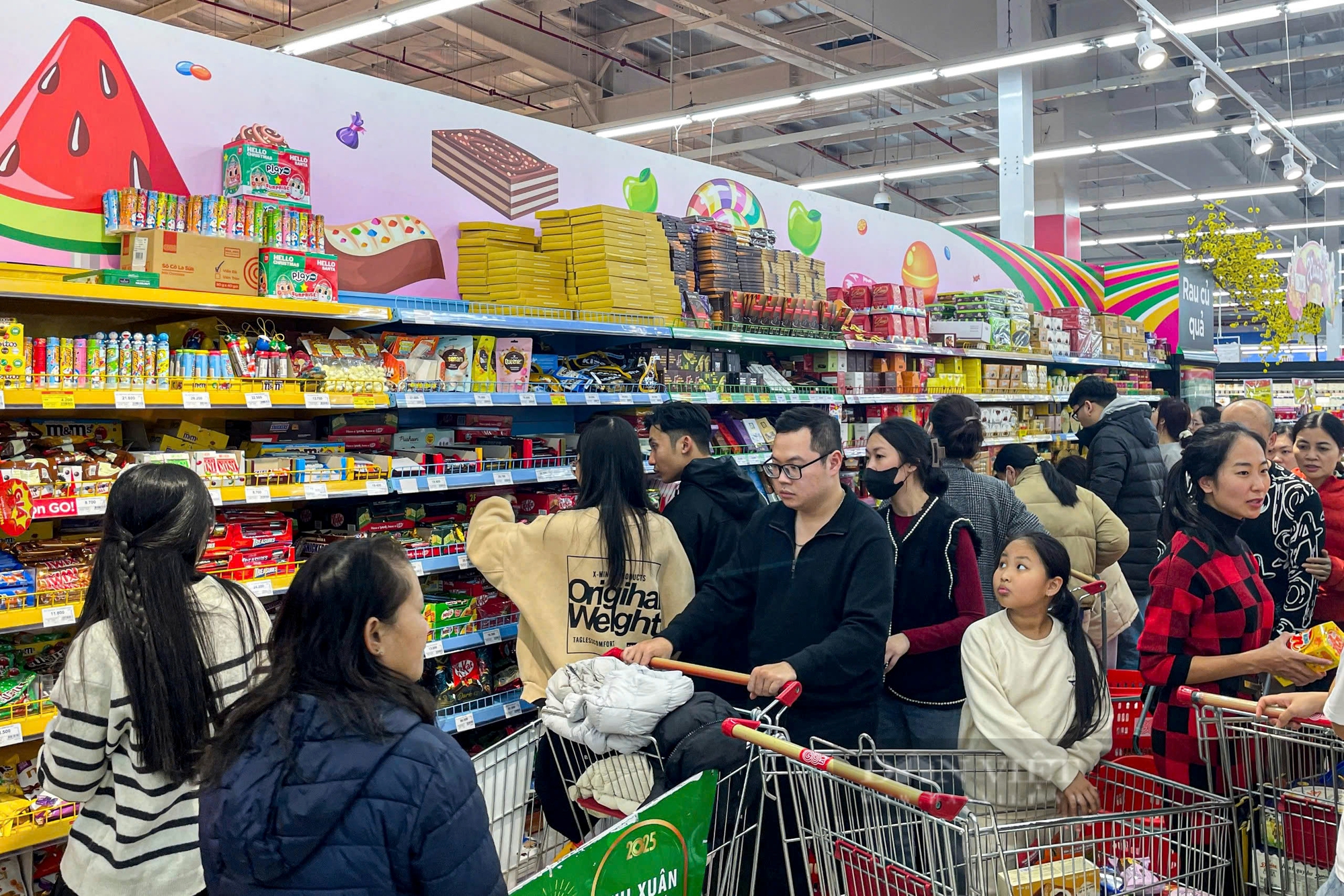 Cận Tết, 'tín đồ' thời trang săn sale tới tận nửa đêm, siêu thị liên tục lấp đầy kệ trống - Ảnh 29.