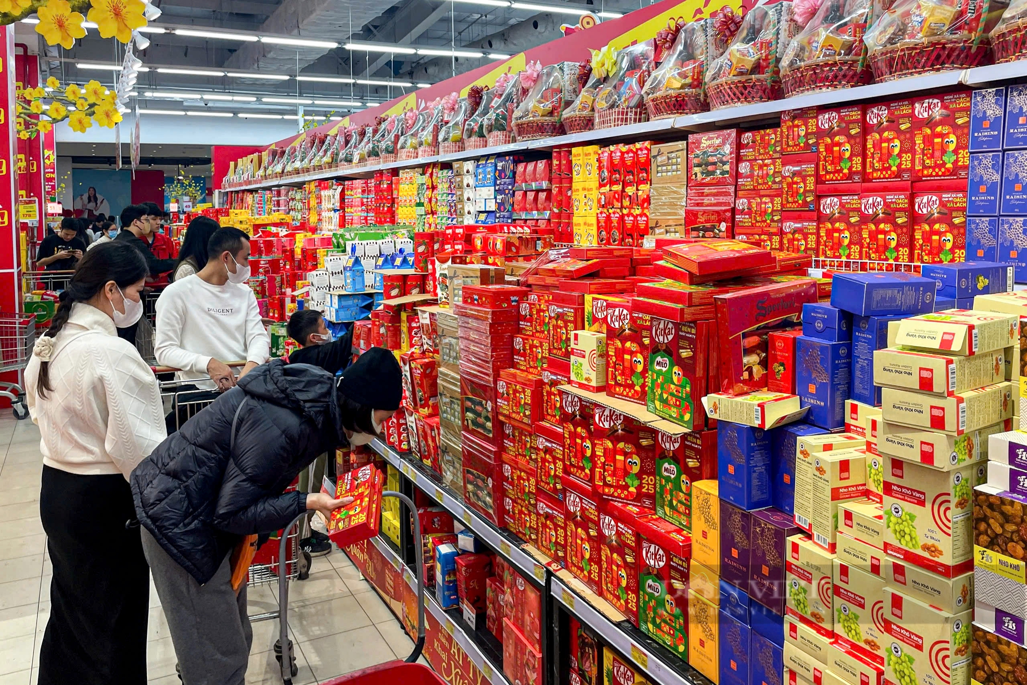 Cận Tết, 'tín đồ' thời trang săn sale tới tận nửa đêm, siêu thị liên tục lấp đầy kệ trống - Ảnh 30.