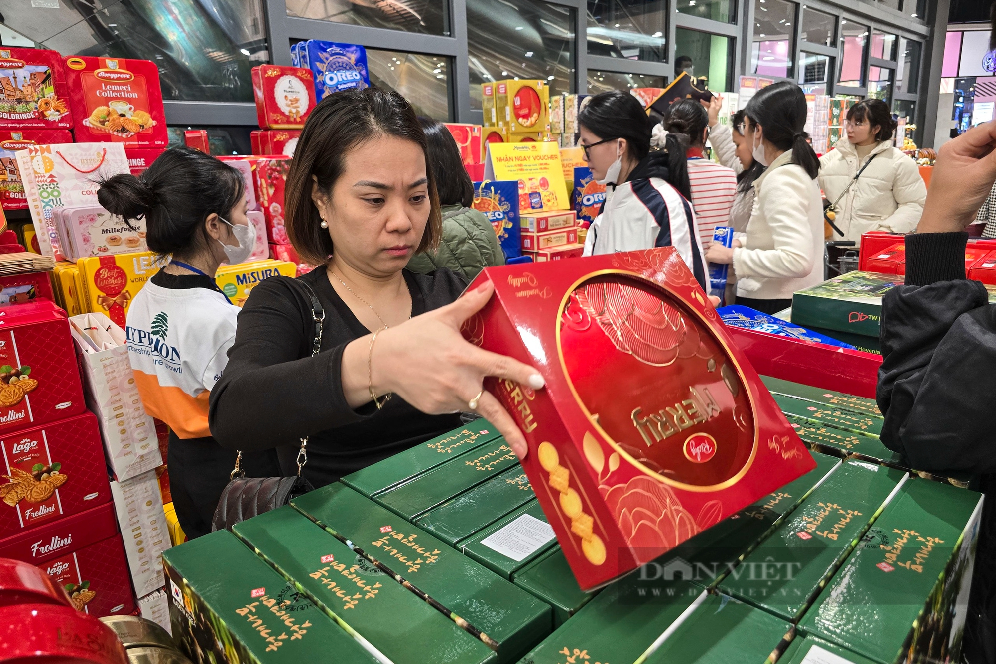 Cận Tết, 'tín đồ' thời trang săn sale tới tận nửa đêm, siêu thị liên tục lấp đầy kệ trống - Ảnh 36.