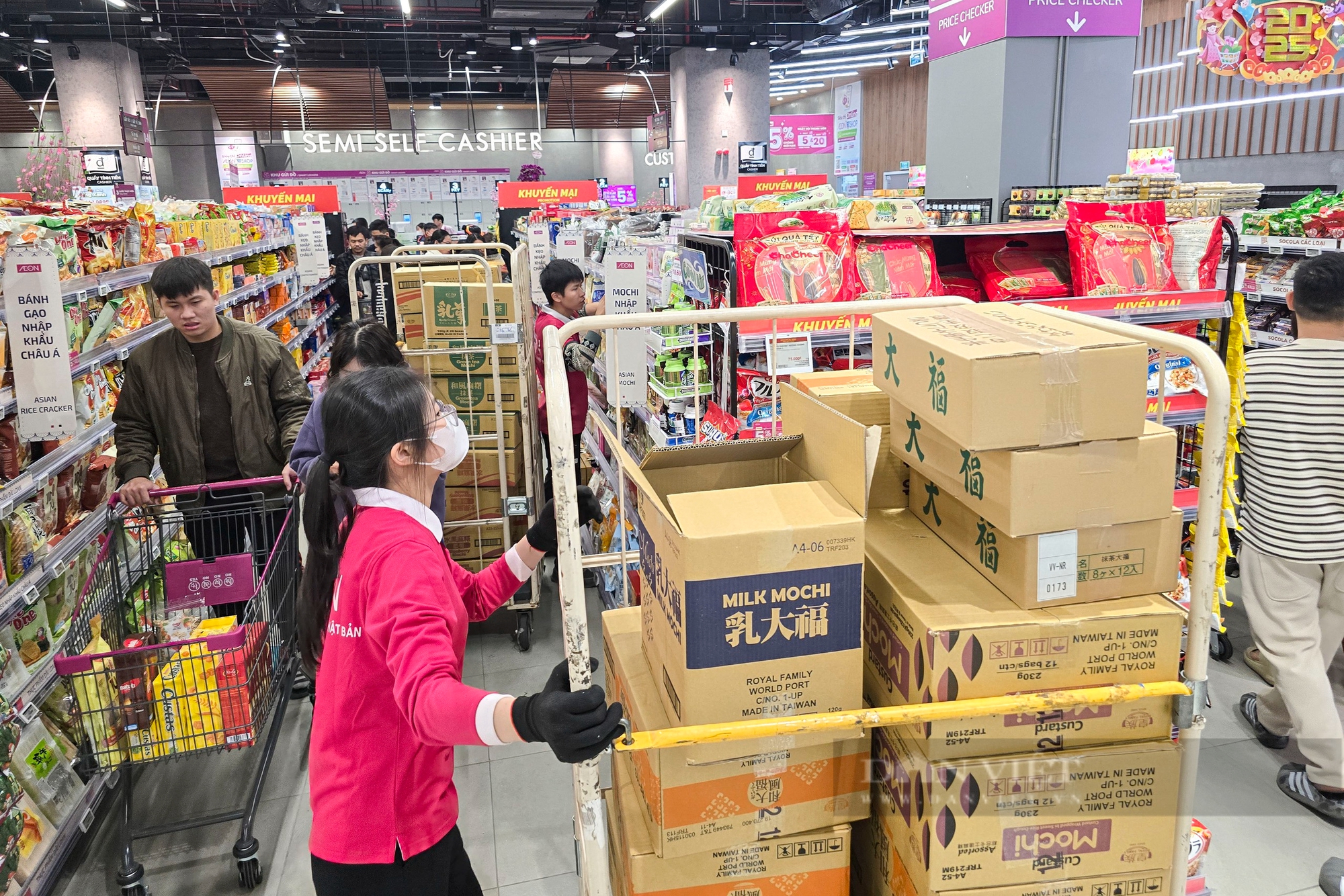 Cận Tết, 'tín đồ' thời trang săn sale tới tận nửa đêm, siêu thị liên tục lấp đầy kệ trống - Ảnh 42.