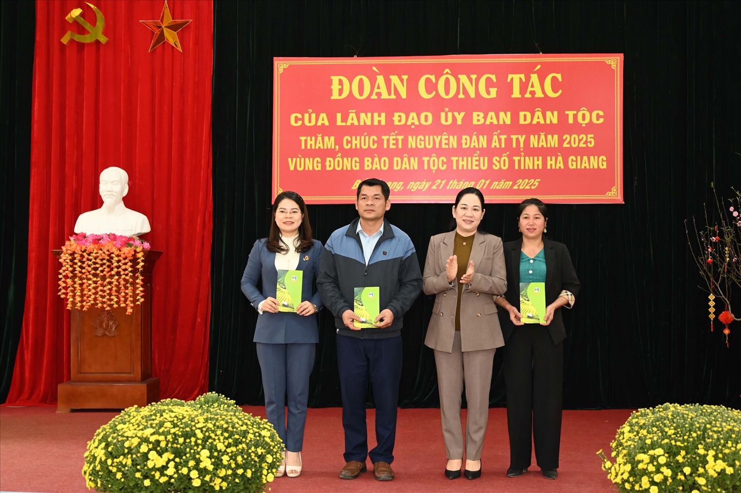 Thứ trưởng, Phó Chủ nhiệm UBDT Nông Thị Hà tặng quà cho tập thể các xã Tân Thành, Đồng Tiến, Thượng Bình huyện Bắc Quang, tỉnh Hà Giang Thứ trưởng, Phó Chủ nhiệm UBDT Nông Thị Hà tặng quà cho tập thể các xã Tân Thành, Đồng Tiến, Thượng Bình huyện Bắc Quang, tỉnh Hà Giang
