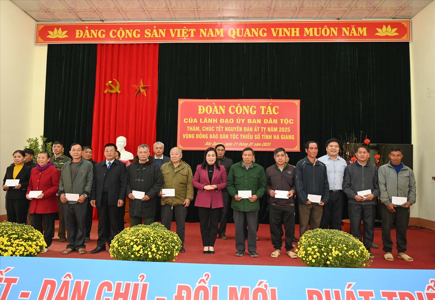 Trưởng Ban Dân tộc tỉnh Hà Giang Chu Thị Ngọc Diệp; Phó Vụ trưởng Vụ Tuyên truyền UBDT Đinh Xuân Thắng; Phó Bí thư Thường trực Huyện ủy Bắc Quang Lương Tiến Dũng tặng quà Tết cho Người có uy tín của 03 xã Tân Thành, Đồng Tiến, Thượng Bình huyện Bắc Quang Trưởng Ban Dân tộc tỉnh Hà Giang Chu Thị Ngọc Diệp; Phó Vụ trưởng Vụ Tuyên truyền UBDT Đinh Xuân Thắng; Phó Bí thư Thường trực Huyện ủy Bắc Quang Lương Tiến Dũng tặng quà Tết cho Người có uy tín của 03 xã Tân Thành, Đồng Tiến, Thượng Bình huyện Bắc Quang